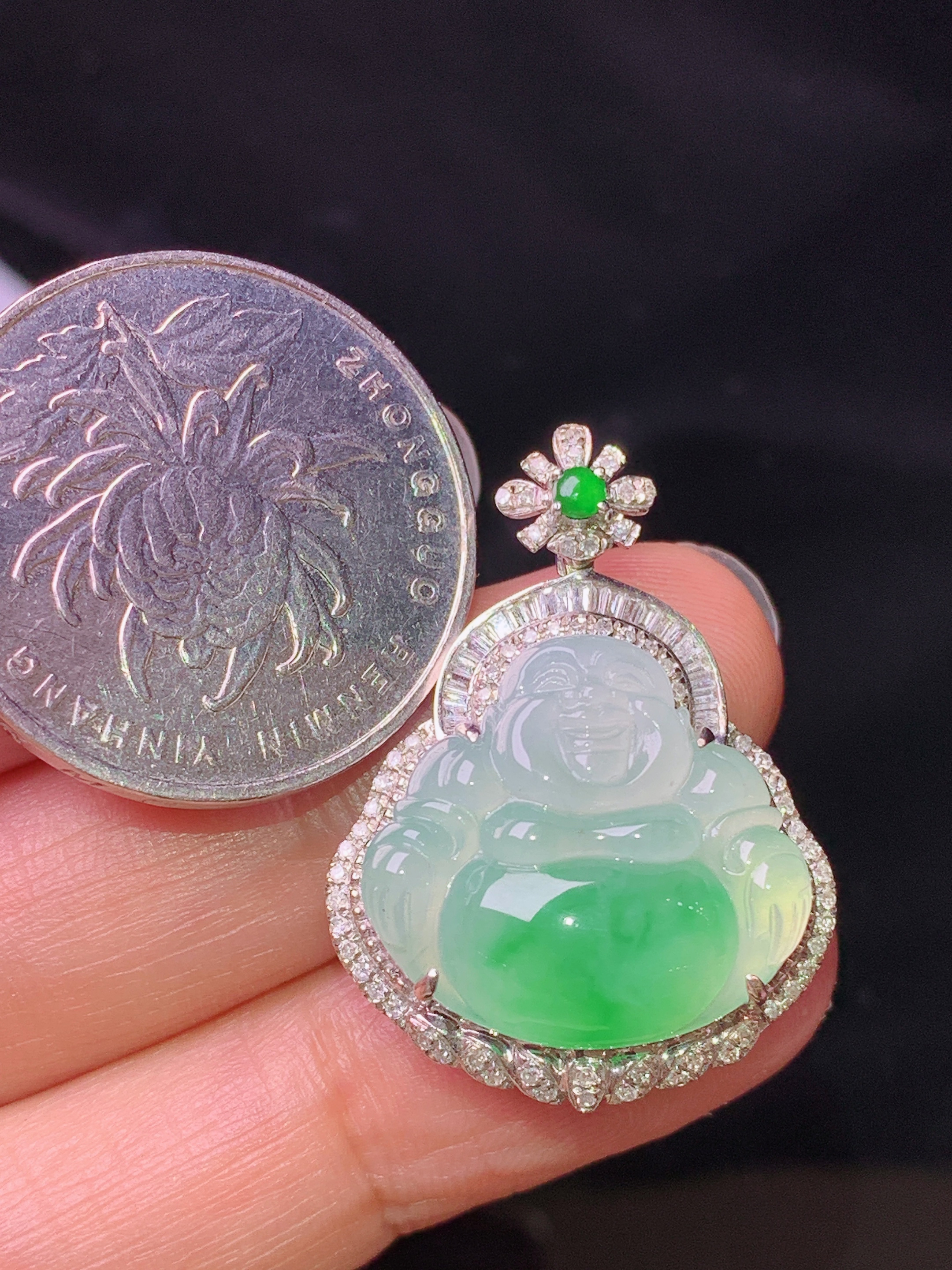 18k金钻镶嵌飘绿佛公吊坠 玉质细腻 色泽艳丽清新 水润亮眼 整体尺寸29.8*22.2*8.8f3