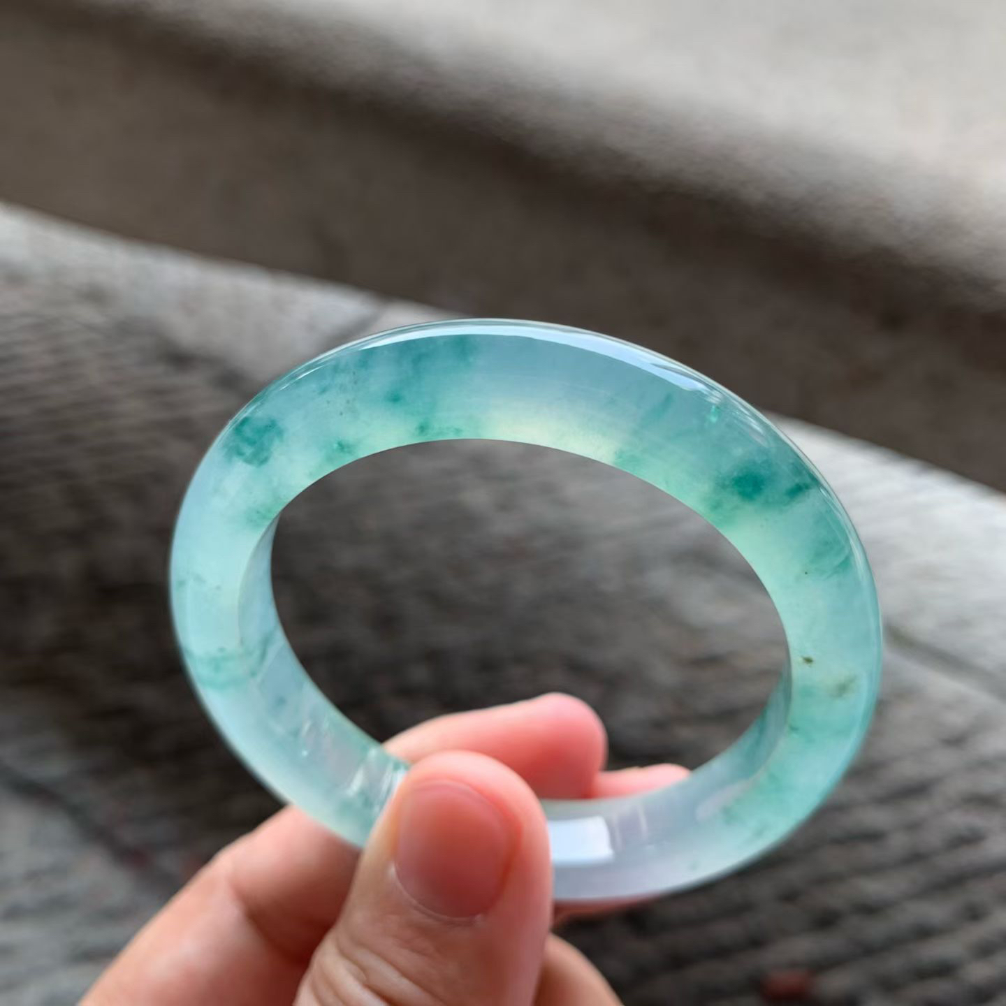 冰紫底飘花正圈手镯尺寸52.8*12*8.5 老坑种水，冰莹透亮，水润光泽，起光起胶，紫色柔和，一