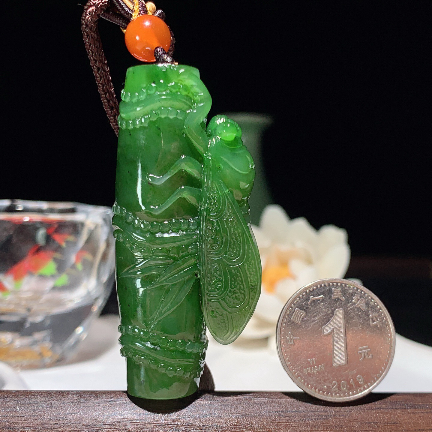 和田玉阳绿俄罗斯碧玉一鸣惊人节节高升挂件。尺寸58/26/15重44克 玉质细腻油润。手推出油。品相大气 lt260321