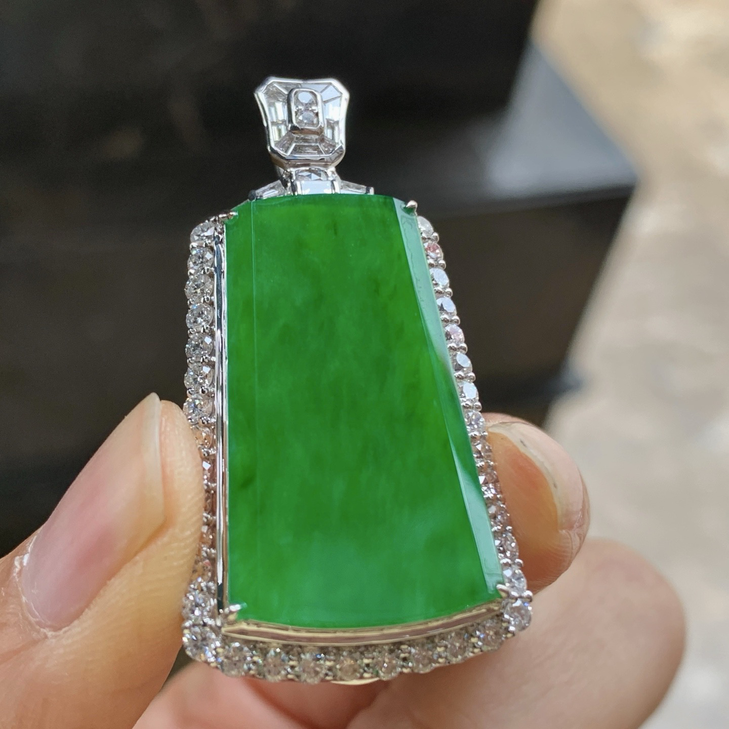 金钻镶嵌阳绿色无事牌^_^鲜艳 种色好