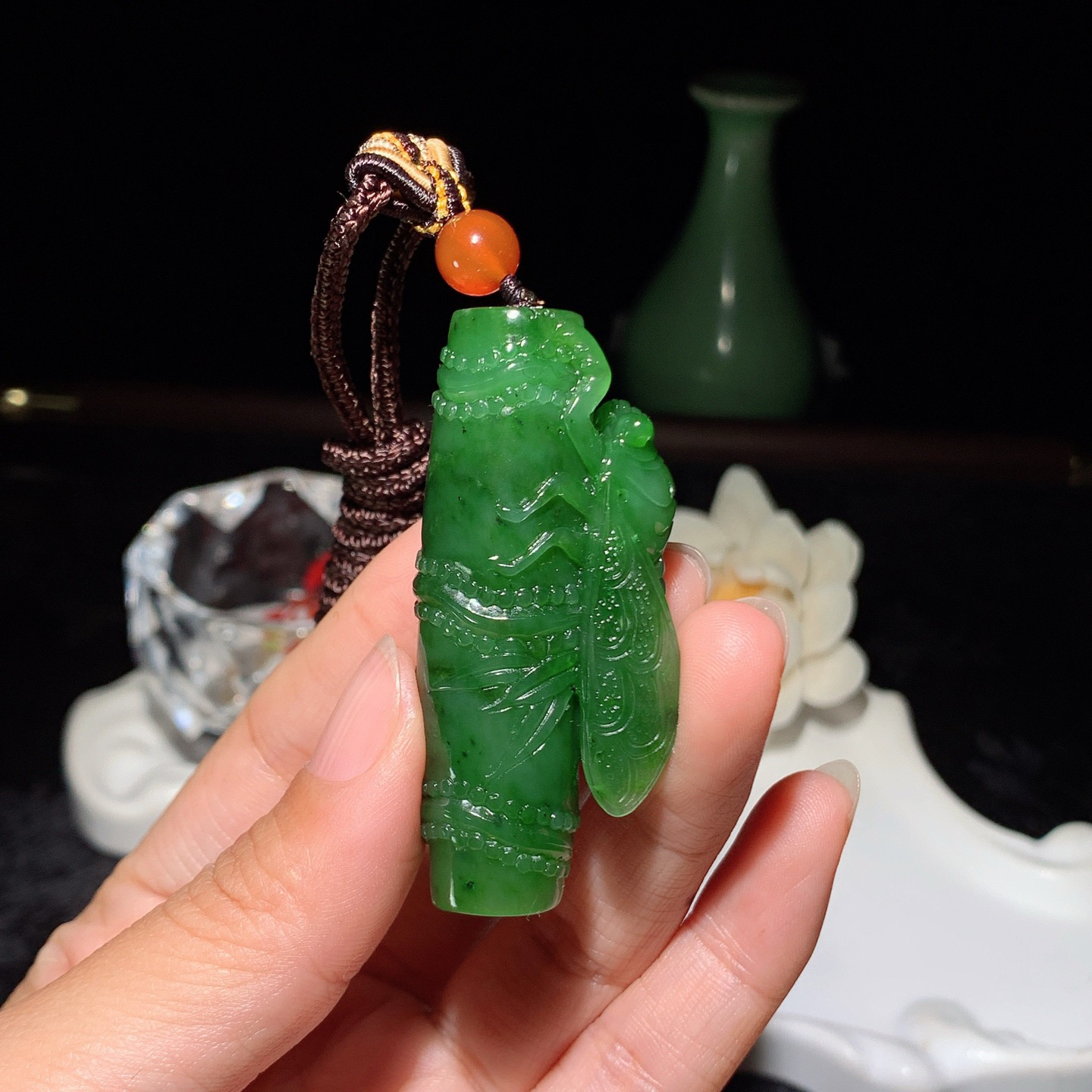和田玉阳绿俄罗斯碧玉一鸣惊人节节高升挂件。尺寸58/26/15重44克 玉质细腻油润。手推出油。品相大气 lt260321