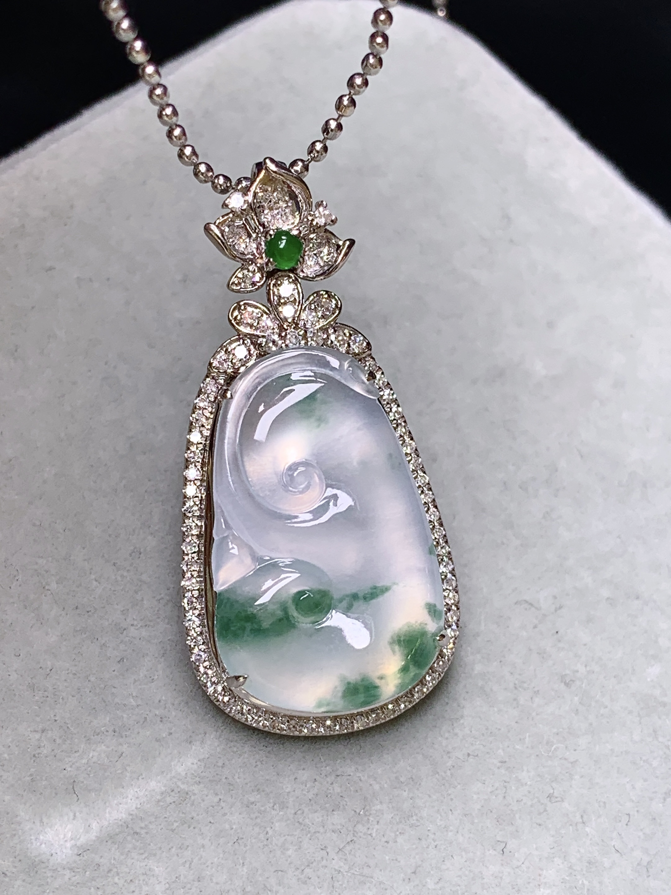 18k金钻镶嵌冰种飘绿如意吊坠 玉质细腻 色泽艳丽清新 水润亮眼 整体尺寸33*16*6.3f3