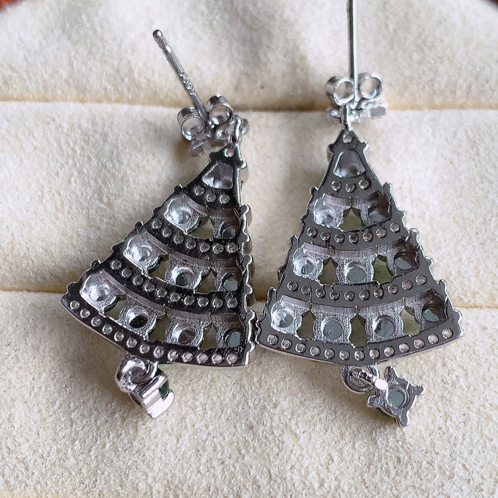 冰满绿翡翠925银镶嵌耳坠，自然光实拍，翠色灵动，颜色漂亮，种老水足，品相佳，佩戴佳品！W815.21  取一整体尺寸：32.8-16-4mm  裸石尺寸：3mm