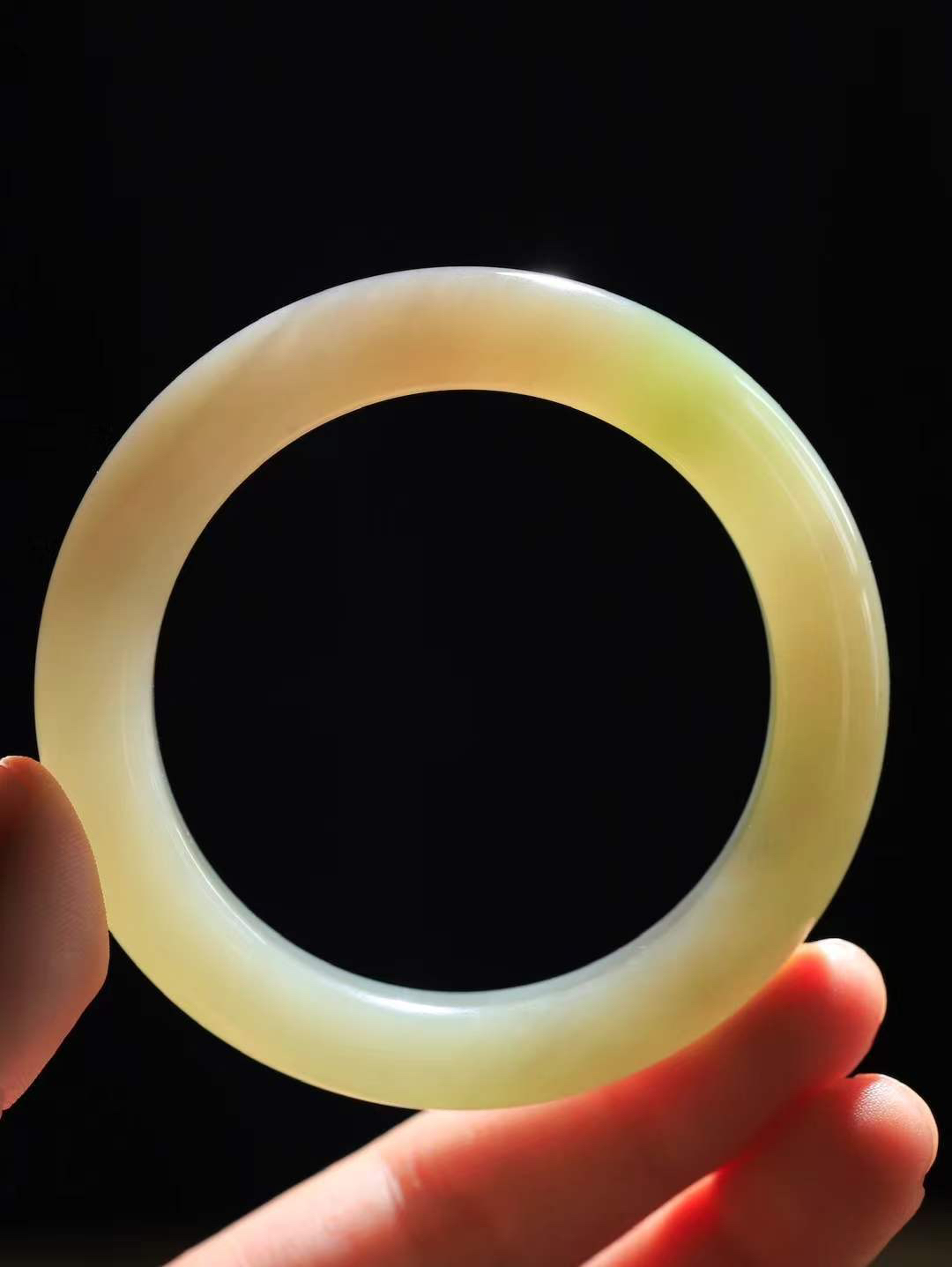 【情有独钟.手镯】

精品和田玉三色手镯 玉质温润细腻 油性十足 手感舒适，高华雅逸，线条流畅，简约大气，美自天成，素雅高贵。佩戴于腕间，婉约之美，举手投足间透出那低调奢华。重60.5克 内径56mm 尺寸11.3-10.8mm   FDL-79302251