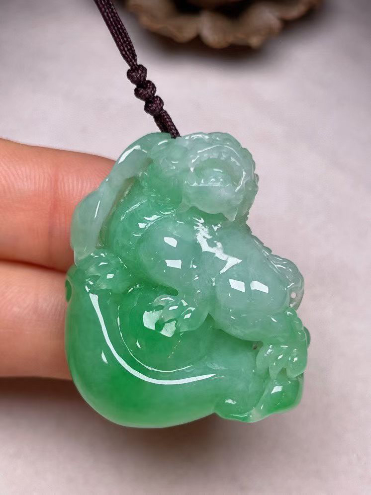 冰糯种阳绿【招财貔貅】吊坠、种水好，玉质细腻 ，卖相好.
