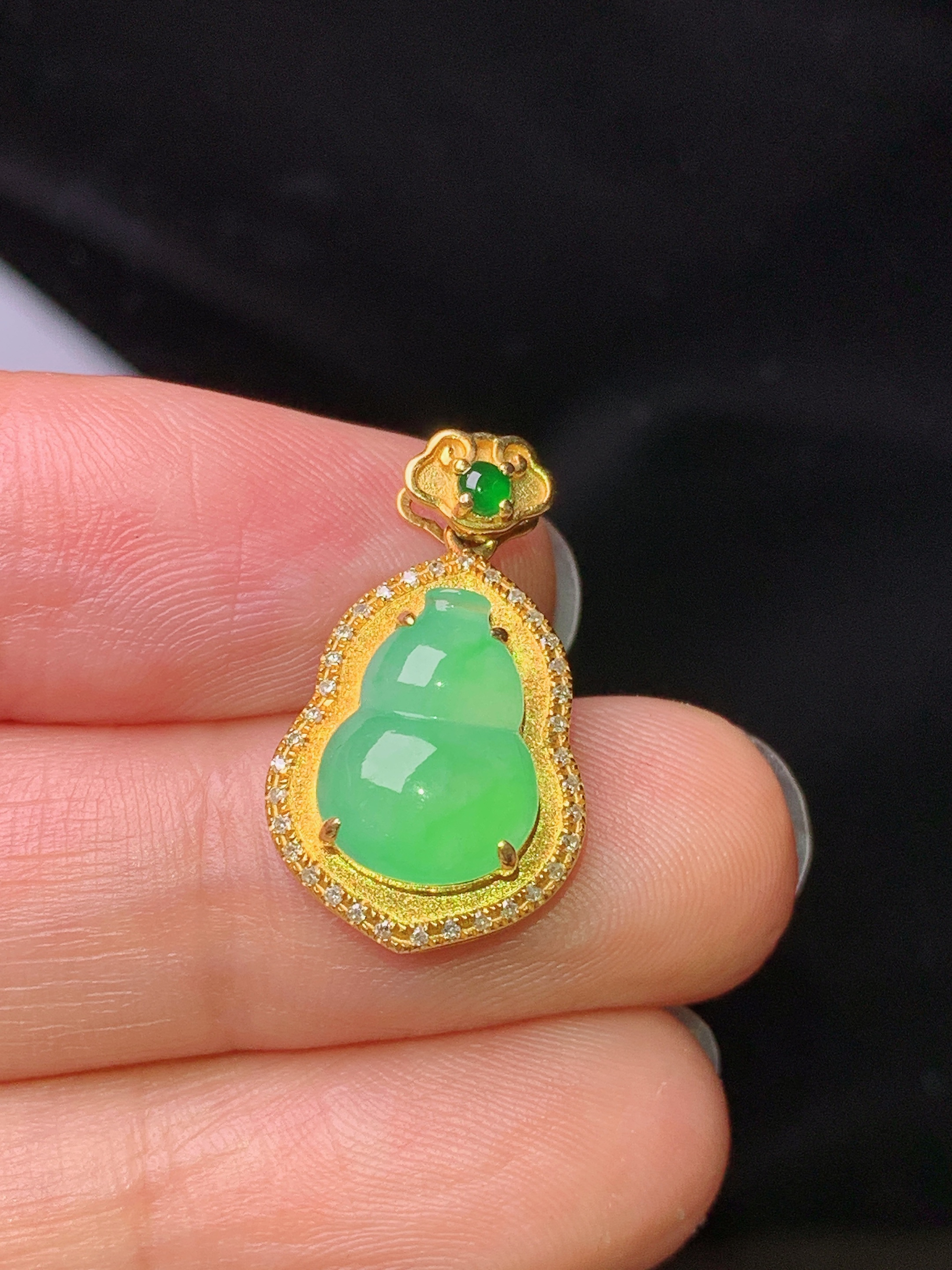 18k金钻镶嵌翠绿葫芦吊坠 玉质细腻 色泽艳丽清新 水润亮眼 整体尺寸21*12.5*6c1