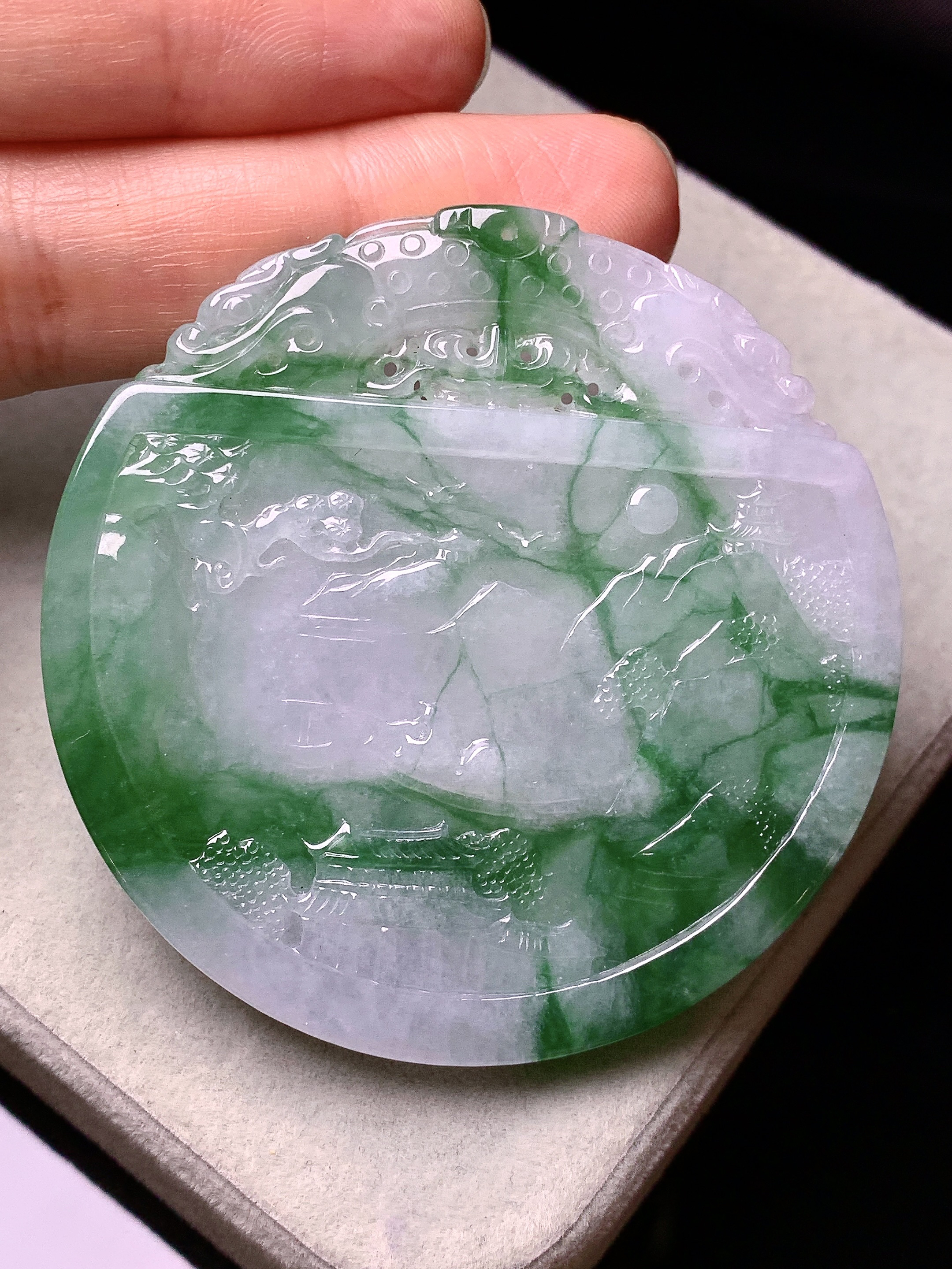 飘绿山水牌子吊坠 玉质细腻 色泽艳丽清新 水润亮眼 整体尺寸54.2*5c1