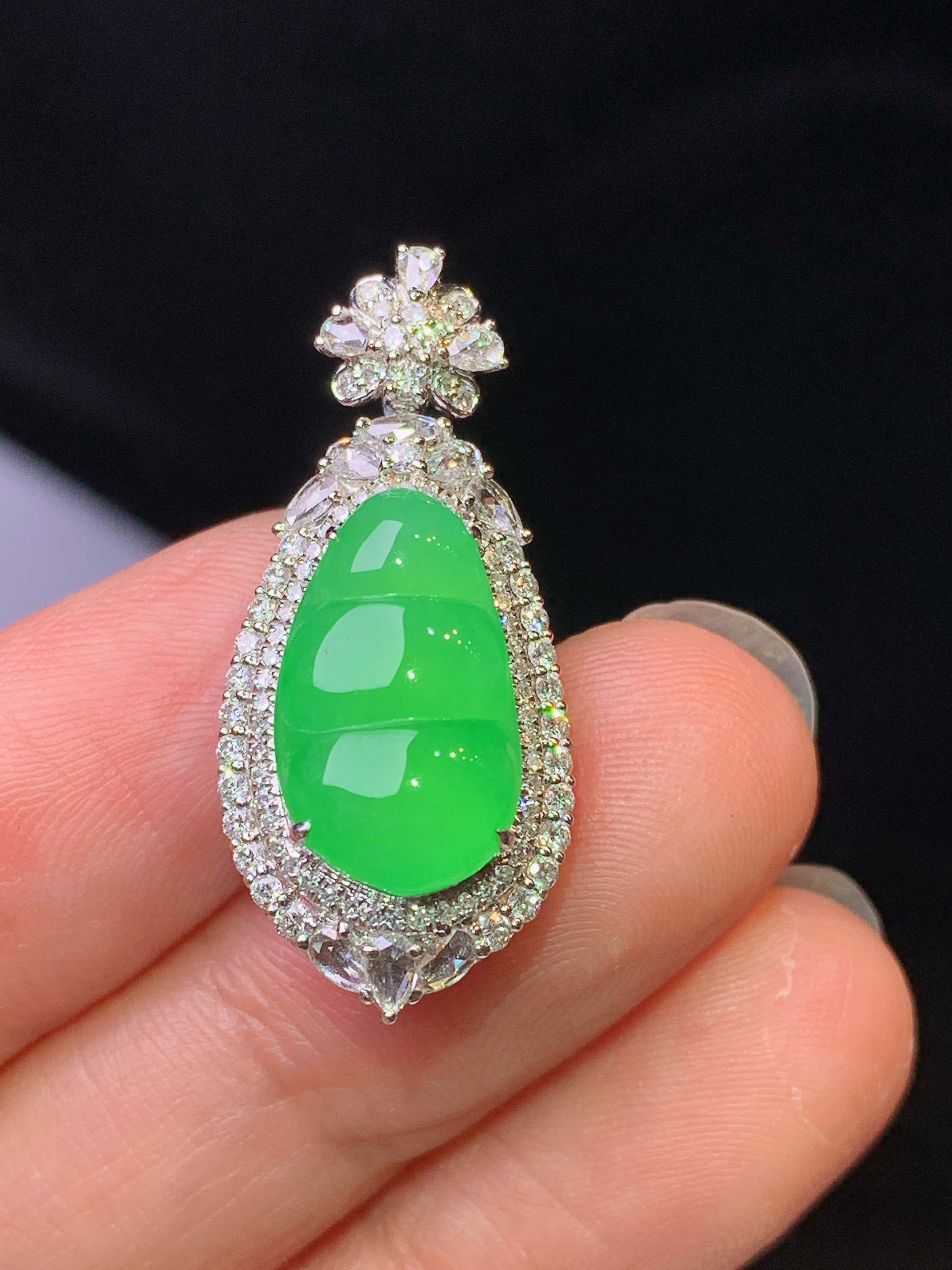 18k金钻镶嵌翠绿四季豆吊坠 玉质细腻 色泽艳丽清新 水润亮眼 整体尺寸29.3*13*10.5z1