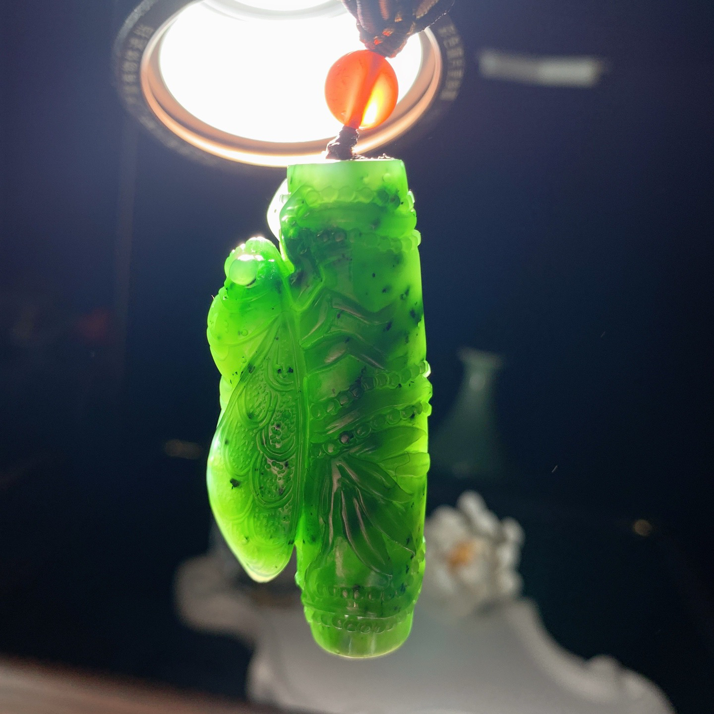 和田玉阳绿俄罗斯碧玉一鸣惊人节节高升挂件。尺寸58/26/15重44克 玉质细腻油润。手推出油。品相大气 lt260321