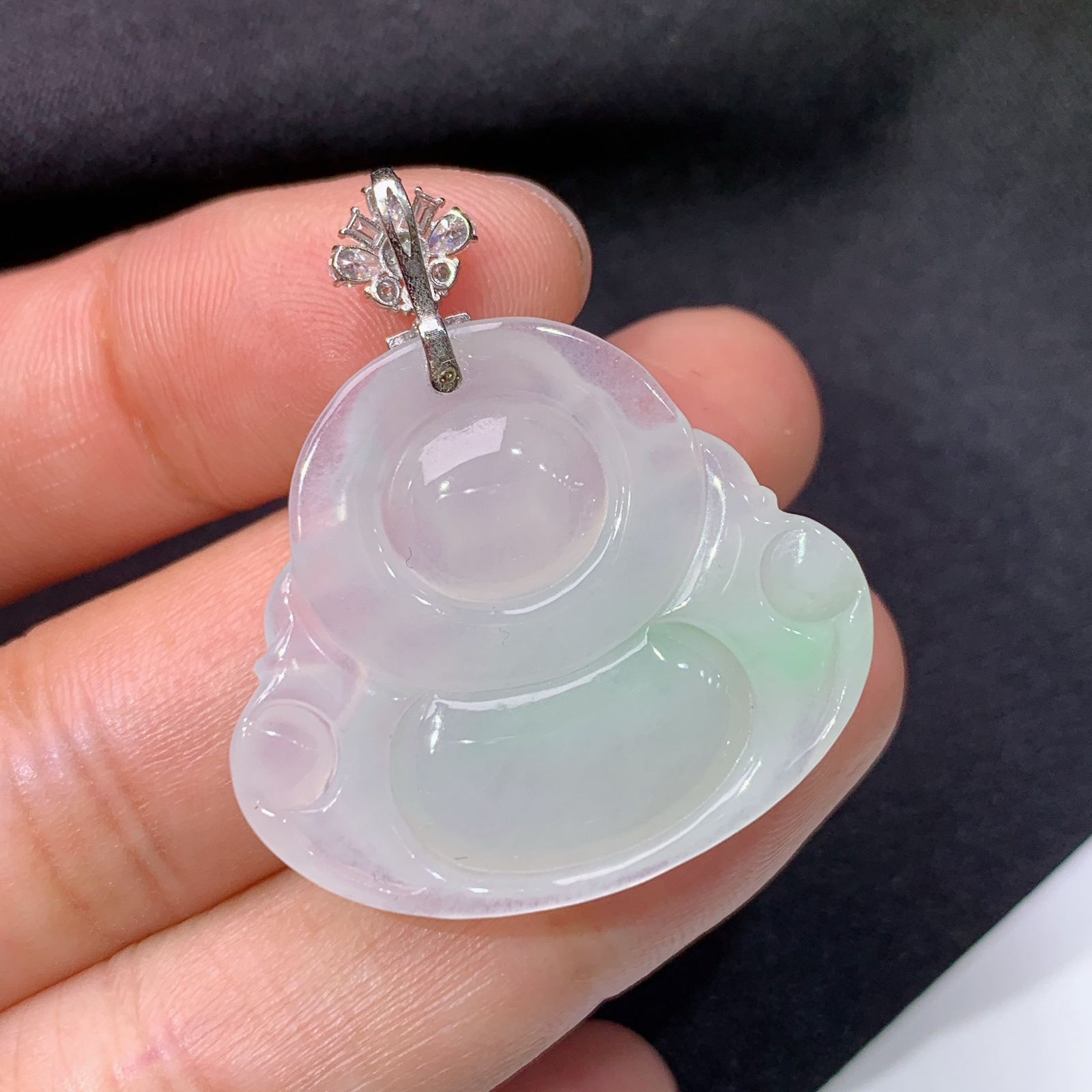 冰种底色笑佛吊坠，18k金镶嵌，冰润细腻，品相好，Xky整体尺寸34.2*30*5.9