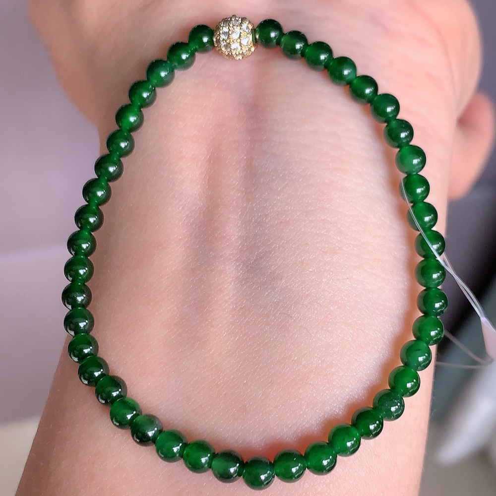 冰润满绿翡翠圆珠手串，水水润润，珠圆玉润，颜色鲜艳，妙明清净，清秀高雅，佩戴效果优雅迷人！性价比超值