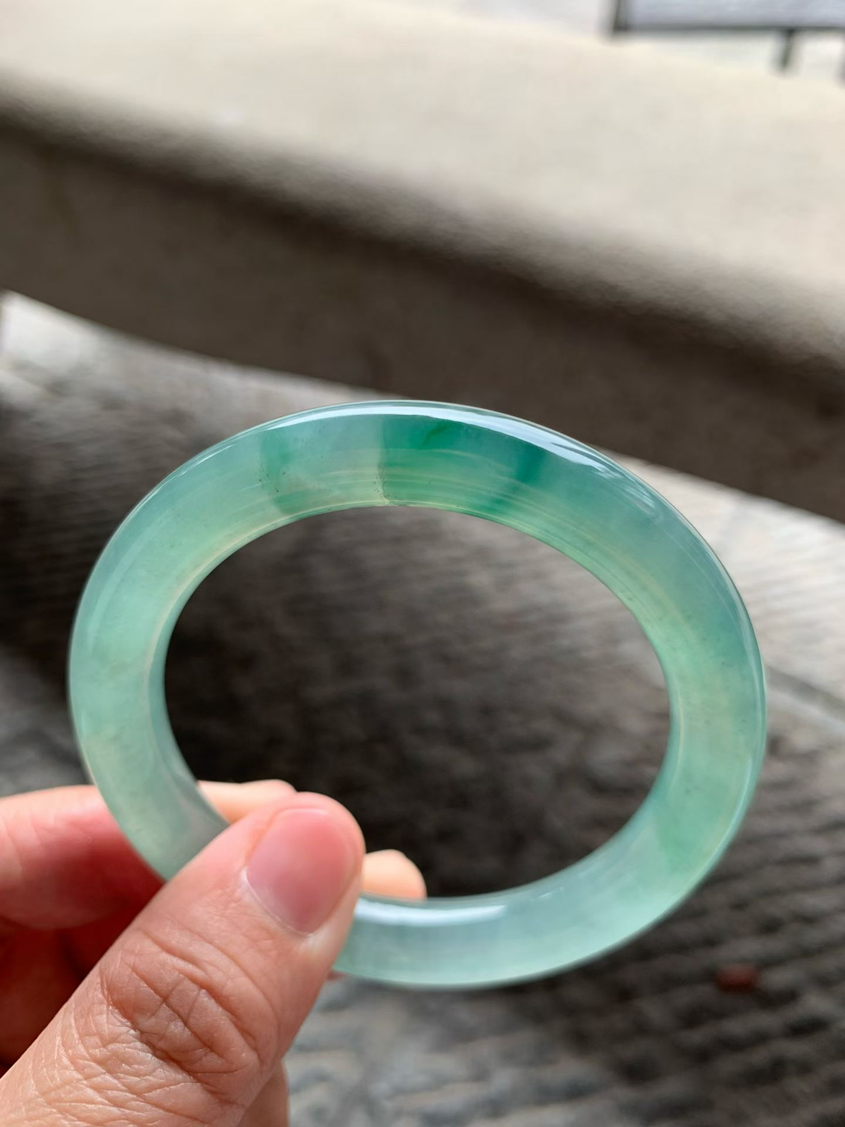 冰飘花圆条手镯，尺寸55*10*10老种通透，水头充盈，胶感十足，色泽低调，静谧深邃！