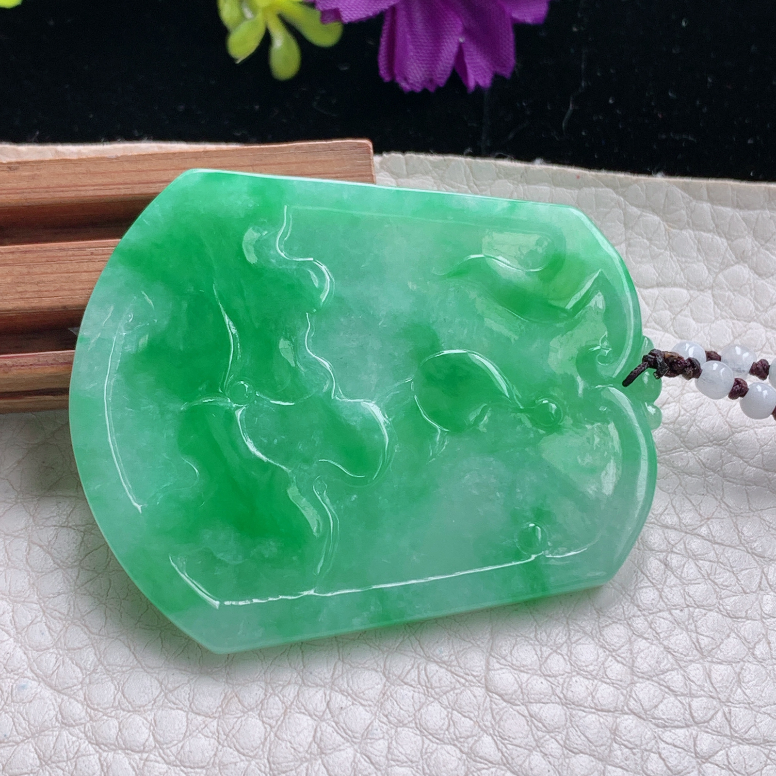 zz3实拍55.5*45*4缅甸翡翠阳绿双面精雕年年有余吊坠 荷叶鱼玉坠，翡翠珠挂链