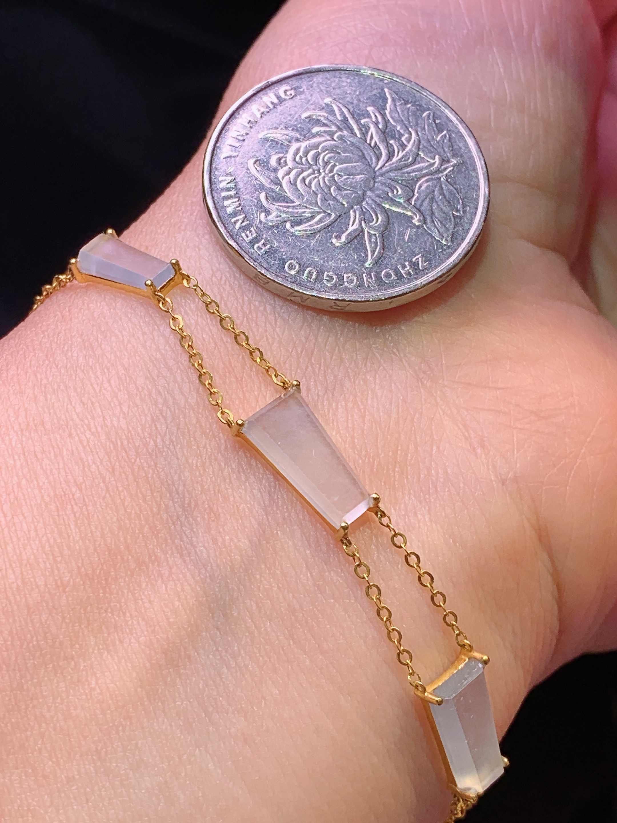 18k金镶嵌冰种无事牌手链 玉质细腻 色泽艳丽清新 水润亮眼 整体尺寸11.7*6*2yz