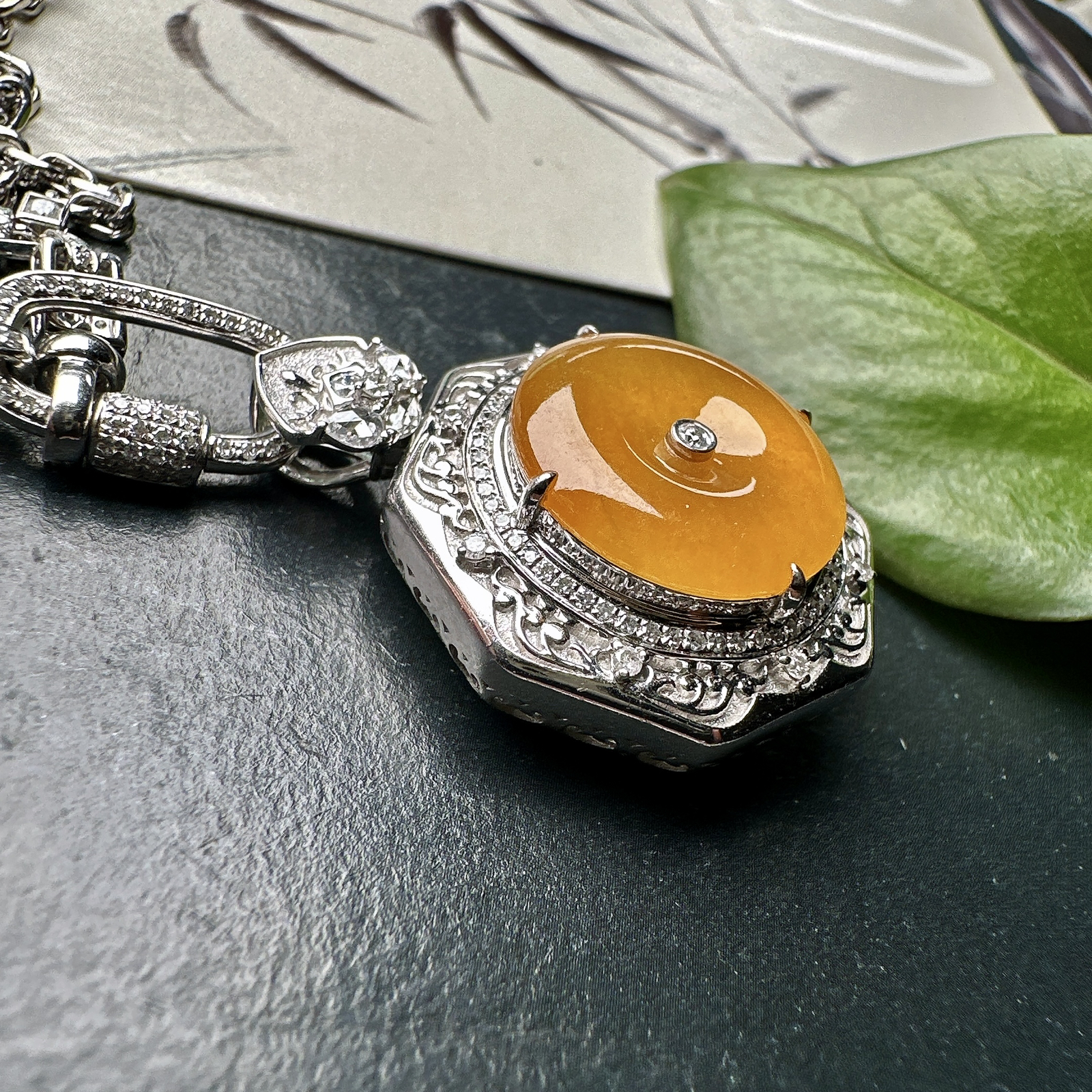 【冰种黄翡平安扣吊坠】质地非常细腻，冰润十足，种老冰透，18k金钻镶嵌，裸石尺寸15*3毫米，收藏品质