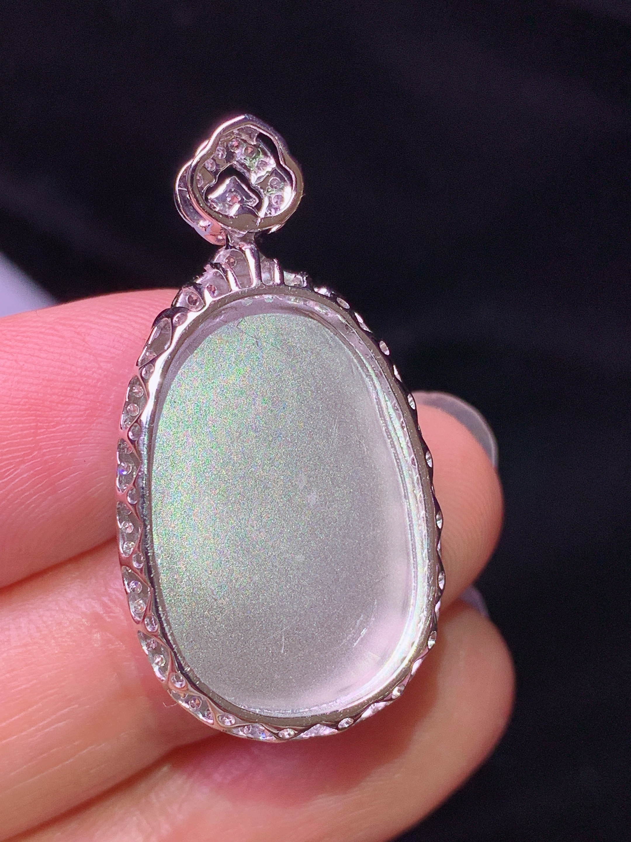 18k金钻镶嵌飘绿如意吊坠 玉质细腻 色泽艳丽清新 水润亮眼 整体尺寸32.6*17.3*6.8f3