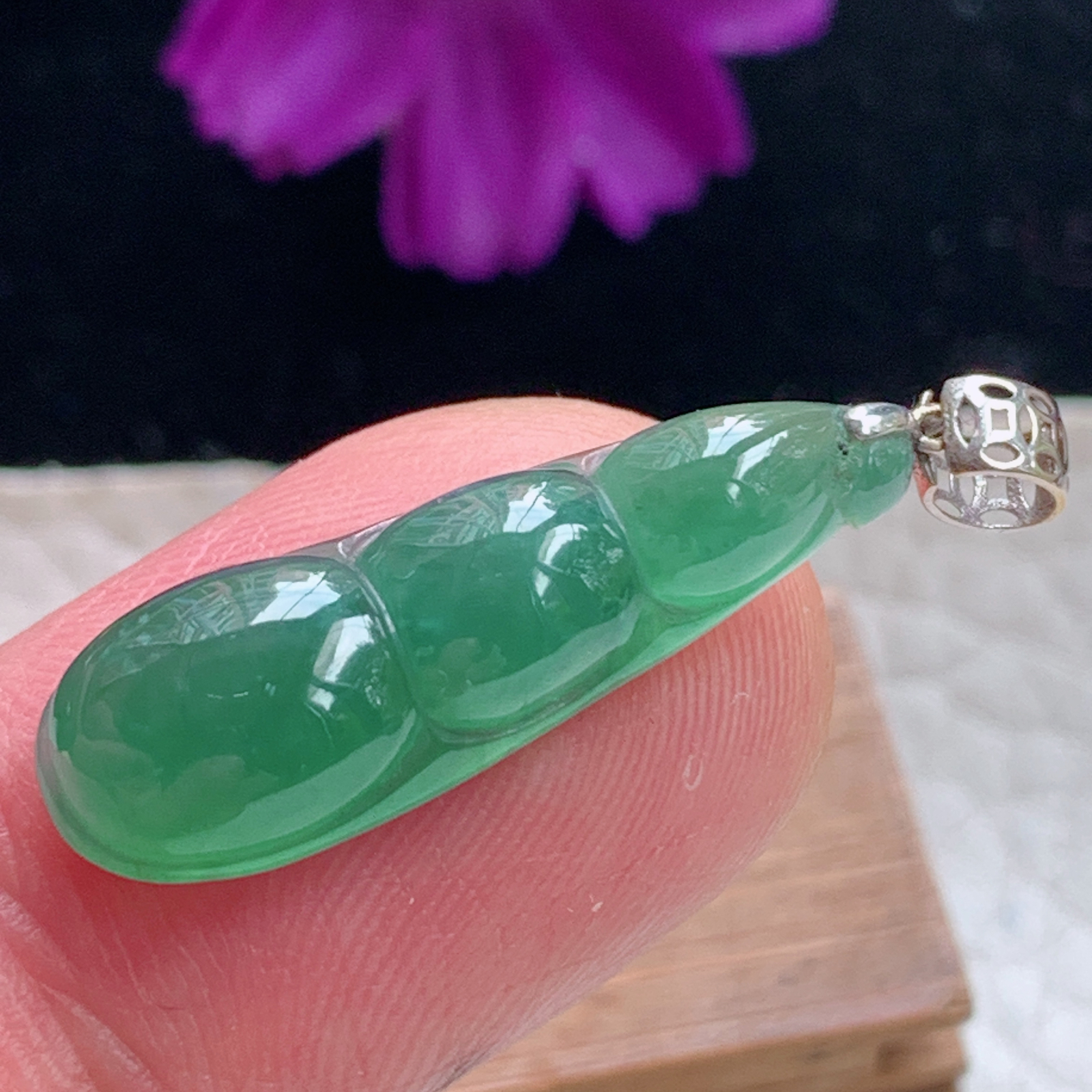 zz3实拍26.6*8.5*5.7缅甸翡翠冰油绿小福豆吊坠四季豆镶金锁骨坠