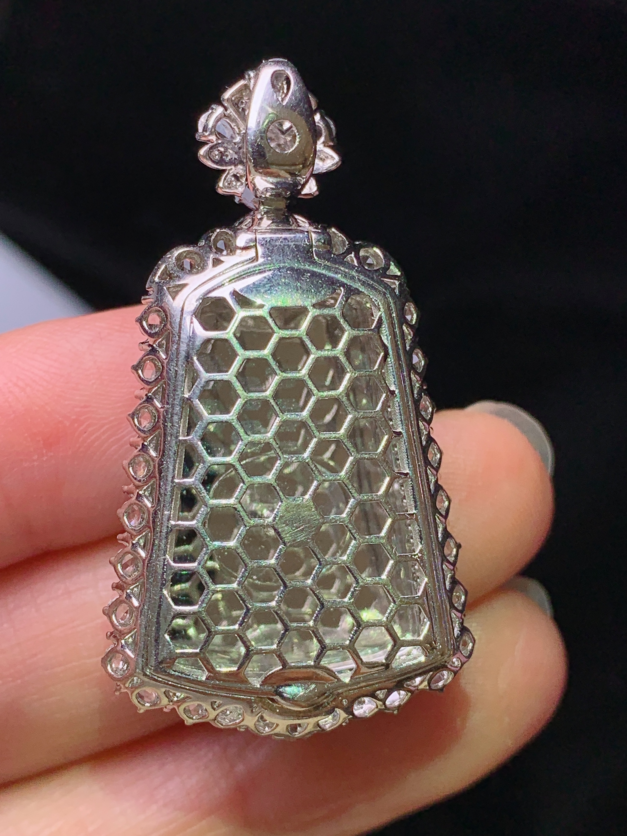 18k金钻镶嵌翠绿无事牌吊坠 玉质细腻 色泽艳丽清新 水润亮眼 整体尺寸41*22.3*11.3h2