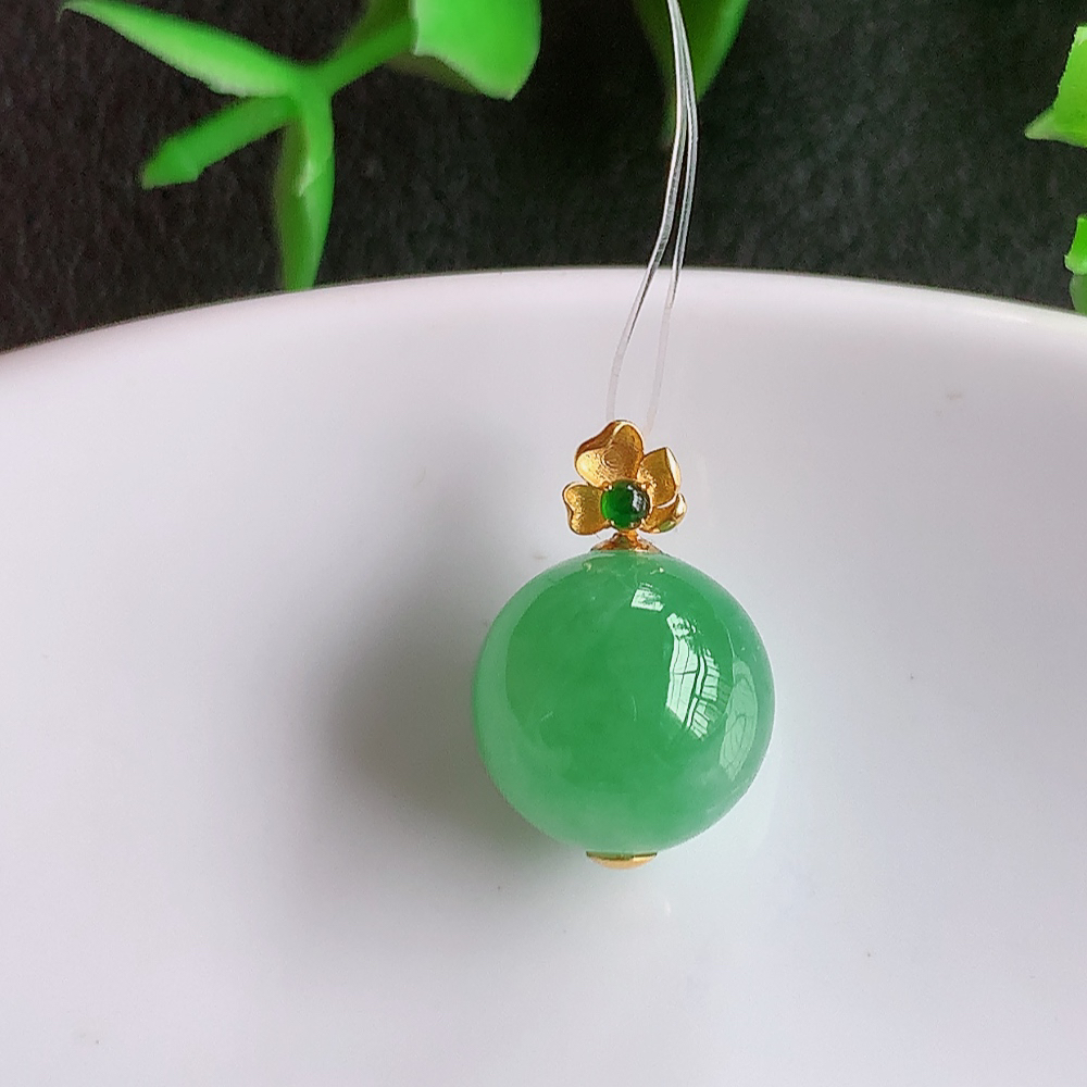 18k金扣冰润满绿路路通翡翠吊坠  款式新颖时尚，日常百搭的款。满满的份量感  清秀高雅，上身效果优