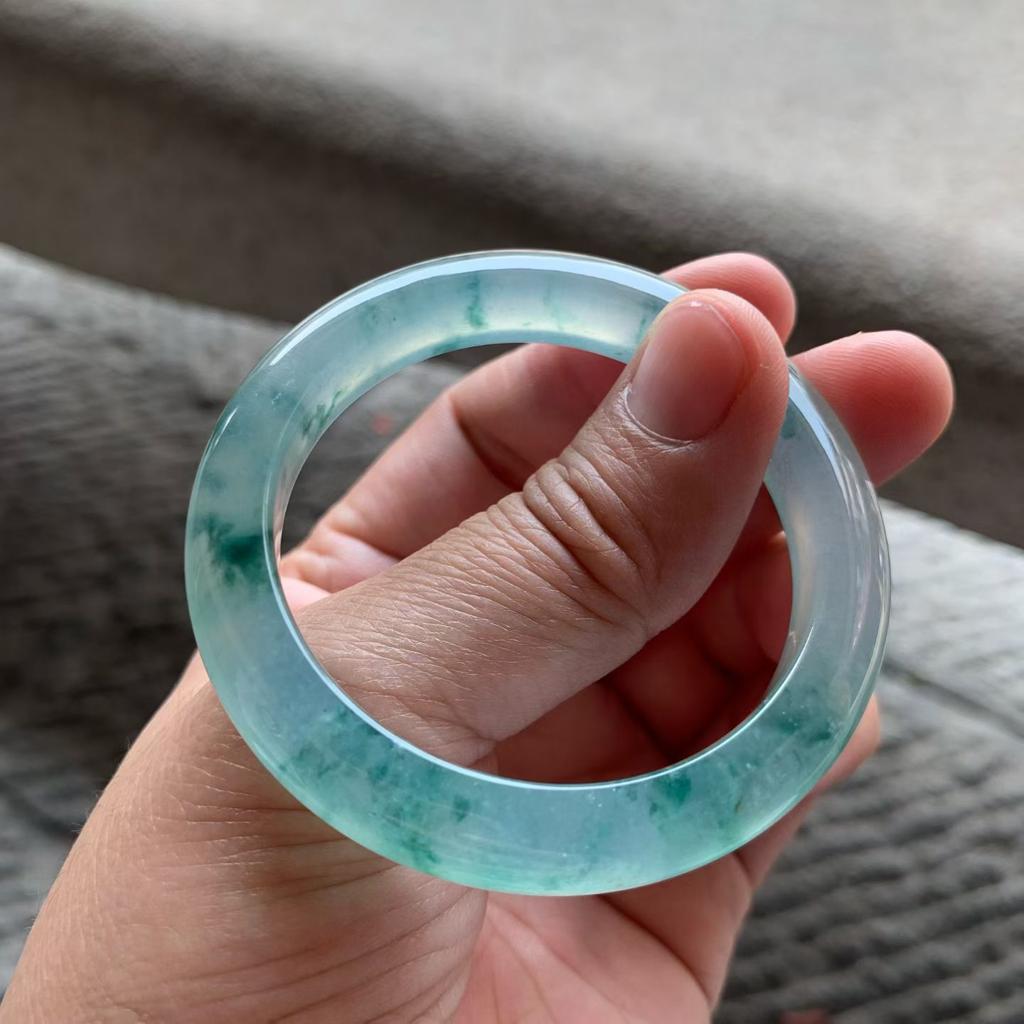 冰紫底飘花正圈手镯尺寸52.8*12*8.5 老坑种水，冰莹透亮，水润光泽，起光起胶，紫色柔和，一抹花色点缀，不张扬却有层次，上手低调显贵！