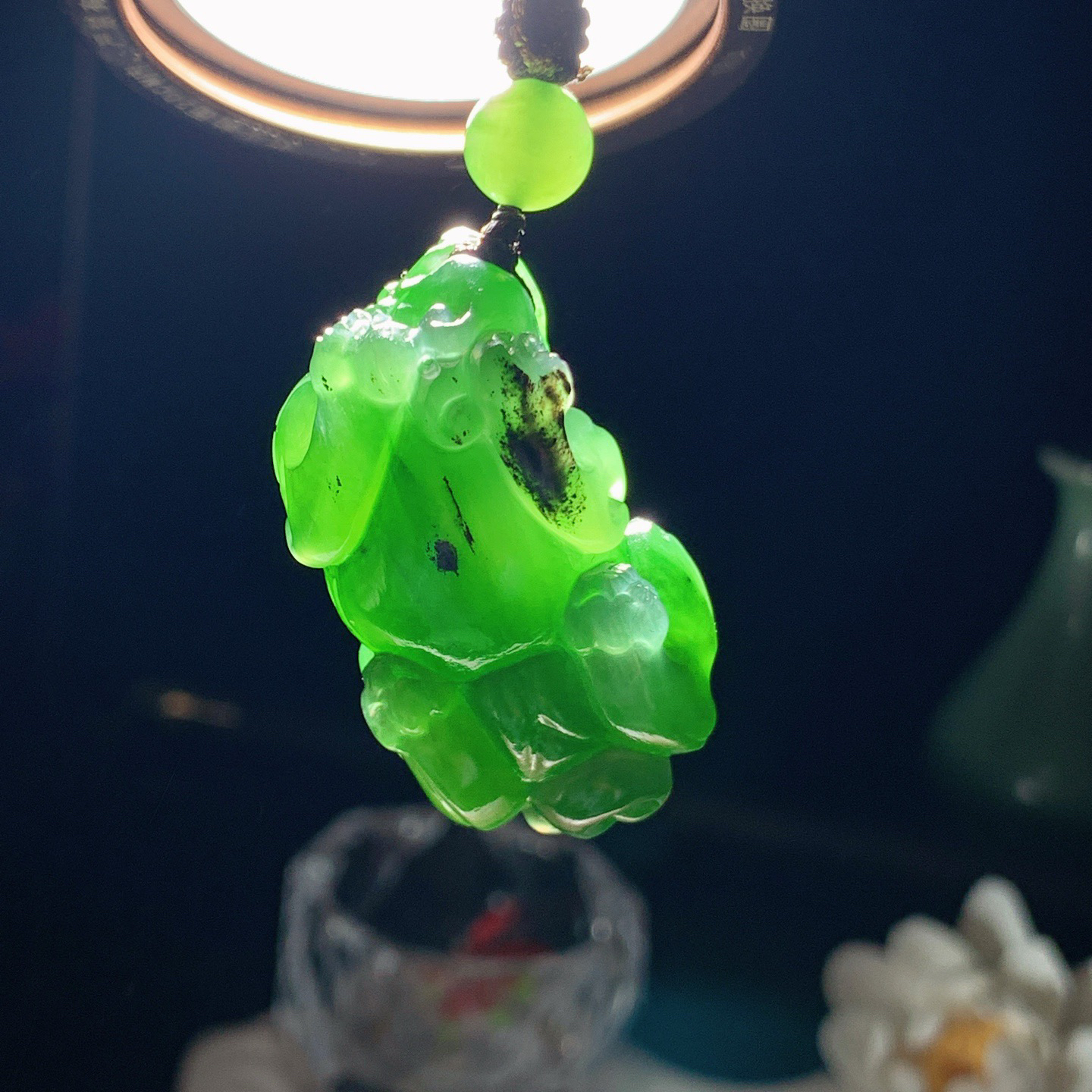 和田玉阳绿俄罗斯碧玉招财进宝貔貅挂件。尺寸42/24/19重32克 玉质细腻油润。手推出油。品相大气 lt260321