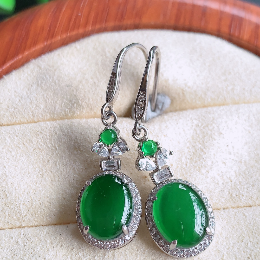 冰满绿翡翠925银镶嵌耳钉，自然光实拍，翠色灵动，颜色漂亮，种老水足，品相佳，佩戴佳品！W815.21  取一整体尺寸：22-10.5-6mm  裸石尺寸：10-8mm