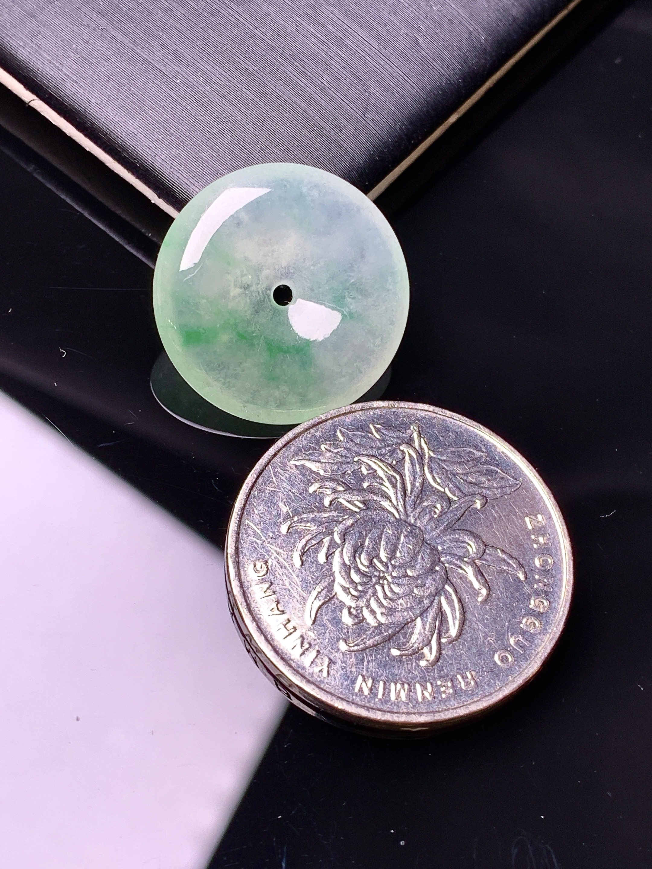 冰种飘绿平安扣吊坠 玉质细腻 色泽艳丽清新 水润亮眼 整体尺寸19.2*4c1