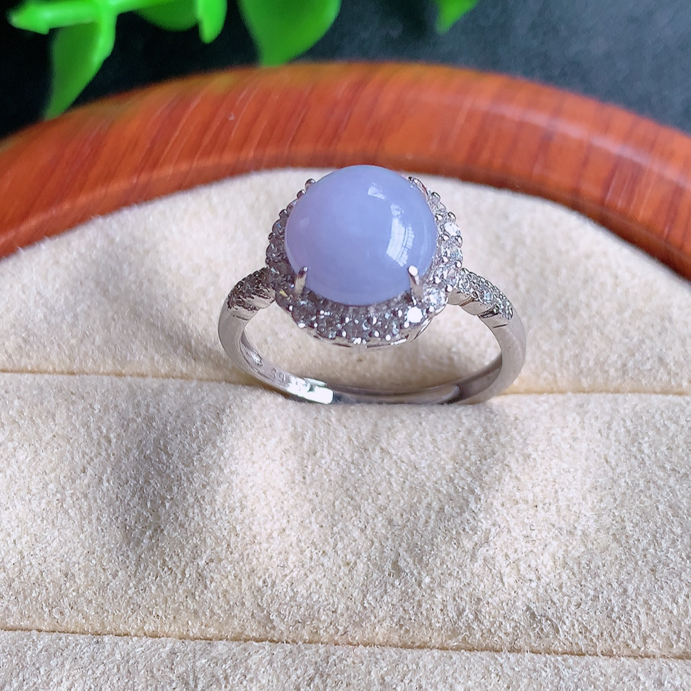 冰润紫罗兰精美环形翡翠戒指  玉质细腻  冰清玉润  飘花灵动  颜色漂亮  W815.21  内径尺寸：17.5-11.8-7.2mm  裸石尺寸：8.8mm