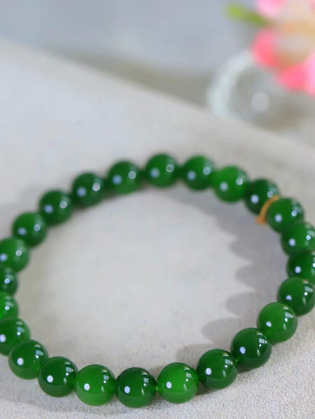 【珠圆玉润.手串】

精品️和田玉碧玉珠圆玉润手串 玉质温润细腻  整串打磨圆润，佩戴舒适。珠珠落玉盘，间关莺语花底滑，一生美好时光，无论身在何处，都有它相伴相守。事事顺遂，幸福美满，吉祥如意。重19.4克 尺寸取一8mm  FDA-22362233