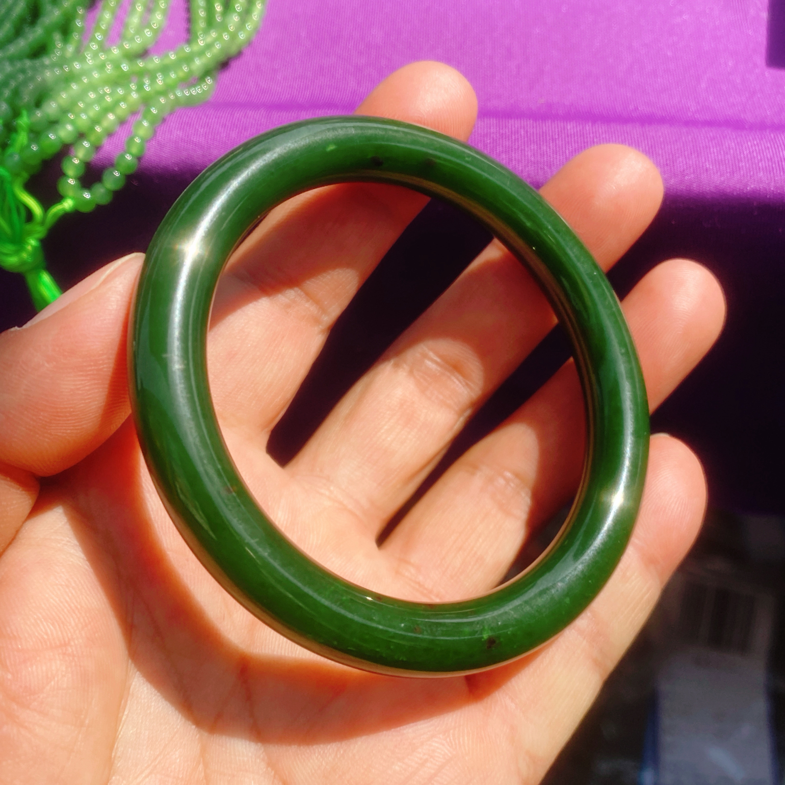 自然光实拍和田玉7号老坑红皮老料碧玉59圆条手镯肉质温润细腻 油润如凝脂。无裂无杂 圈口59/9.8