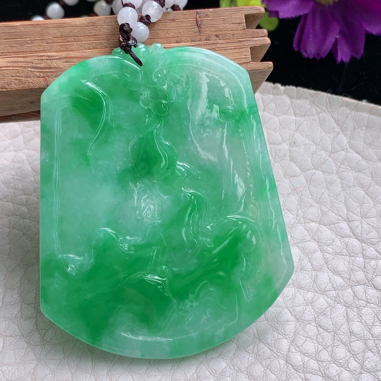 zz3实拍55.5*45*4缅甸翡翠阳绿双面精雕年年有余吊坠 荷叶鱼玉坠，翡翠珠挂链