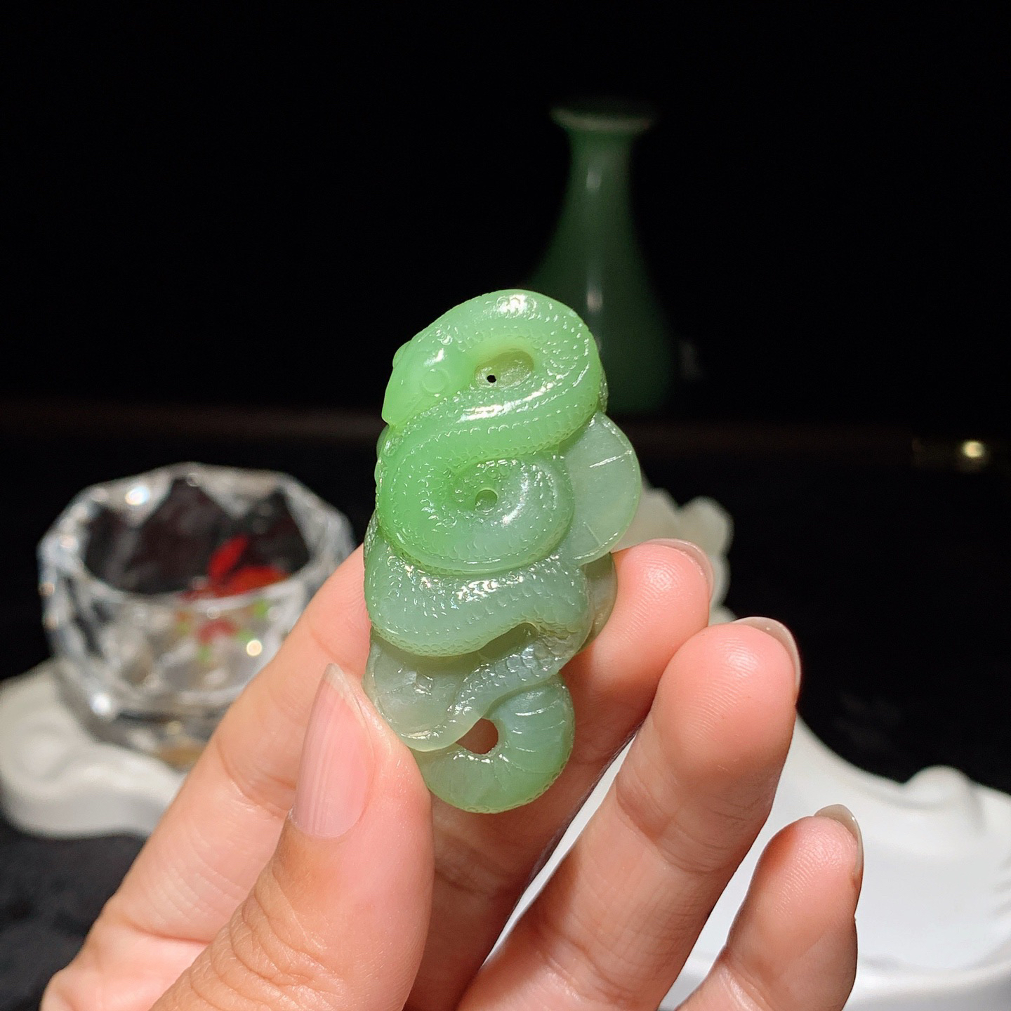 和田玉青海翠翠青富贵缠身蛇挂件。尺寸48/25/13重21.5克 玉质细腻油润。手推出油。品相大气 lt260321