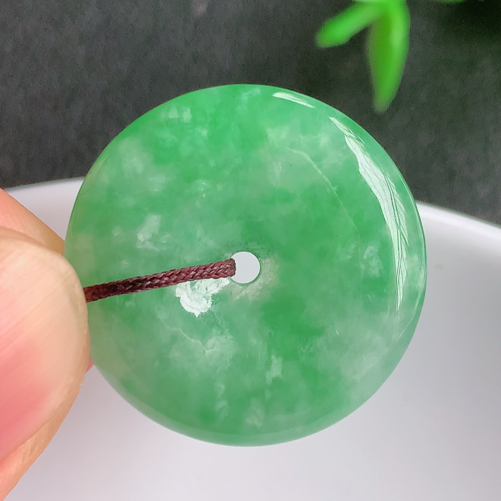 冰润满绿平安扣吊坠，厚装饱满，冰润剔透，细腻水足，种质润泽，飘花灵动，佩戴优雅大气，W42.21   尺寸：22.8-4.5mm