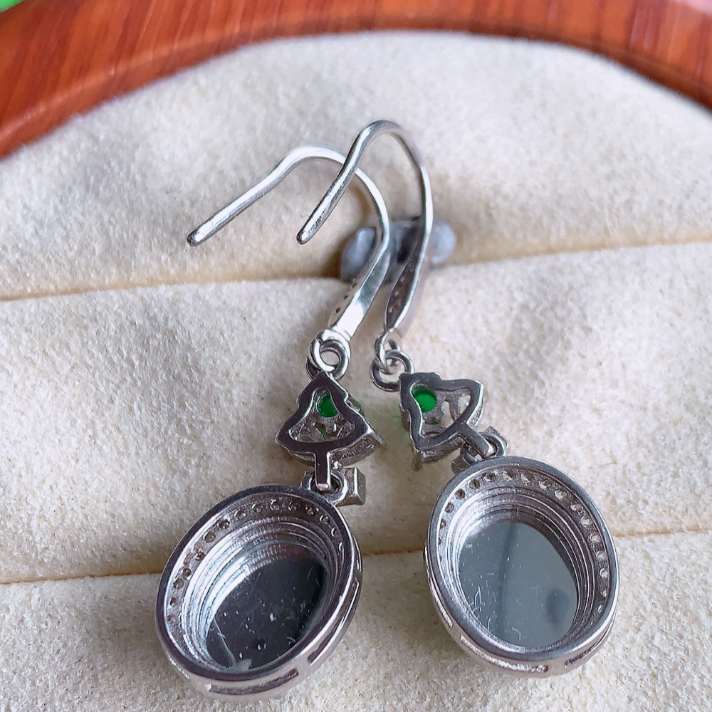 冰满绿翡翠925银镶嵌耳钉，自然光实拍，翠色灵动，颜色漂亮，种老水足，品相佳，佩戴佳品！W815.21  取一整体尺寸：22-10.5-6mm  裸石尺寸：10-8mm