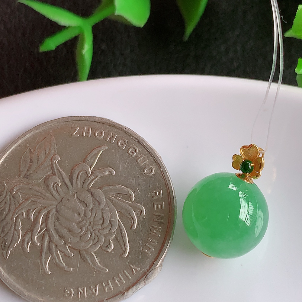 18k金扣冰润满绿路路通翡翠吊坠  款式新颖时尚，日常百搭的款。满满的份量感  清秀高雅，上身效果优雅迷人！性价比超值  W49.21  整体尺寸：15.3-10.5mm   裸石尺寸：10.5mm