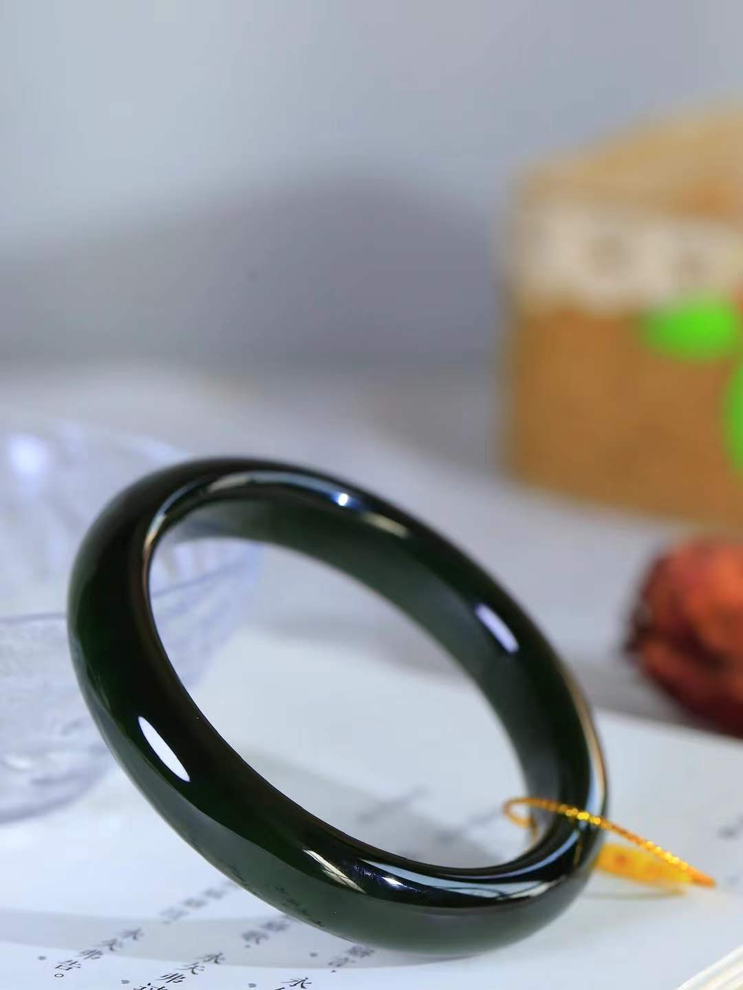 （碧色荡漾.手镯）

精品和田玉碧玉手镯，灼灼其华想像靓妆淡伫 ，腕间绿意跳脱冰壶莹，坐间静对，姑射仙姿潇洒处，艳冶最奇料子油润滋腻镯型饱满，手感上佳。重56克   内径57mm尺寸12.3-8.7mm  24372213T