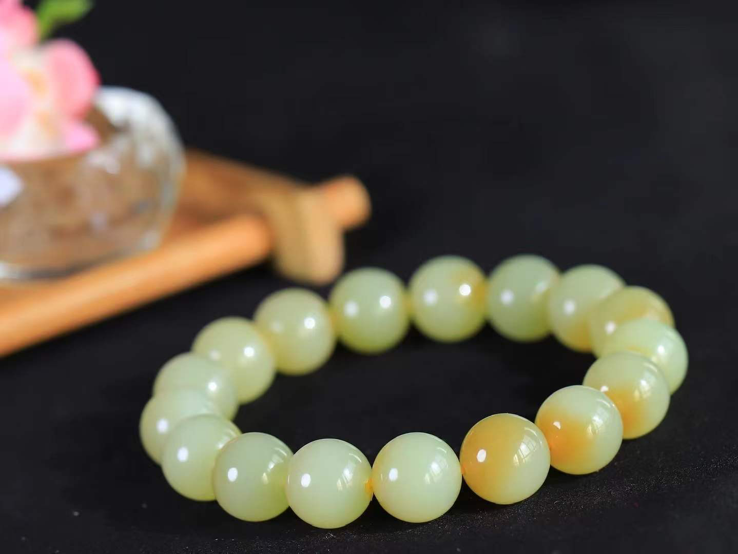 【珠圆玉润.手串】

精品️和田玉糖白玉珠圆玉润手串 玉质温润细腻  整串打磨圆润，佩戴舒适。珠珠