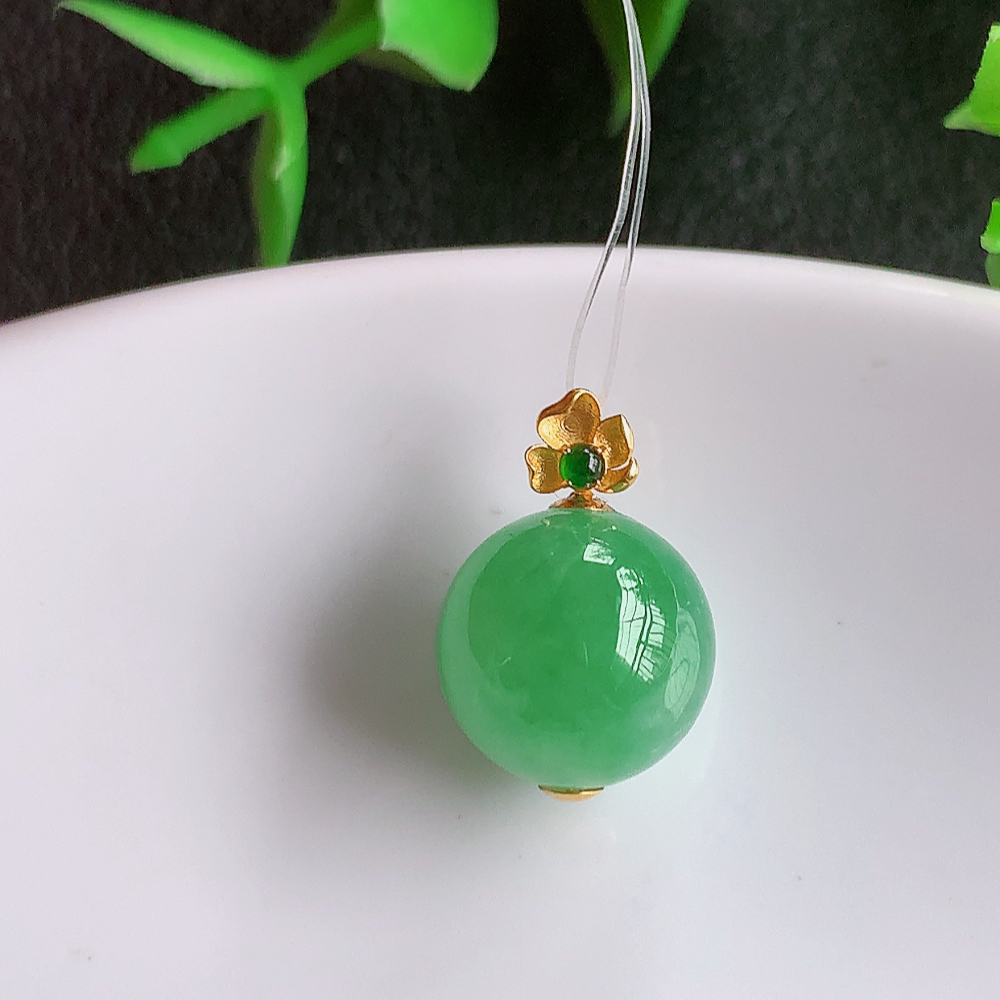 18k金扣冰润满绿路路通翡翠吊坠  款式新颖时尚，日常百搭的款。满满的份量感  清秀高雅，上身效果优雅迷人！性价比超值  W49.21  整体尺寸：15.3-10.5mm   裸石尺寸：10.5mm