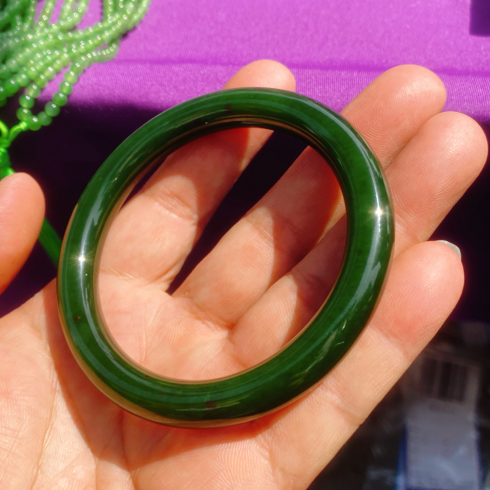 自然光实拍和田玉7号老坑红皮老料碧玉59圆条手镯肉质温润细腻 油润如凝脂。无裂无杂 圈口59/9.8