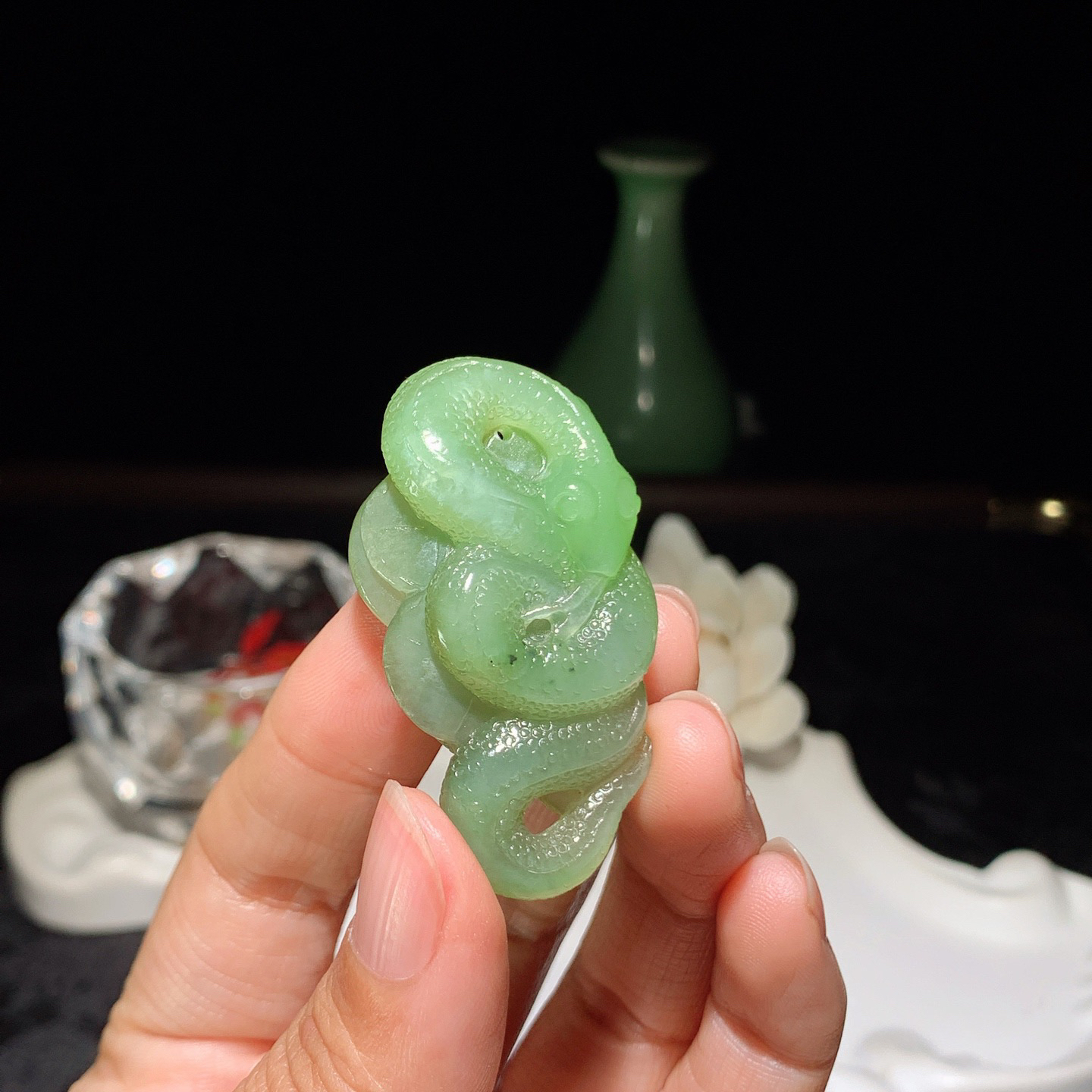 和田玉青海翠翠青富贵缠身蛇挂件。尺寸48/25/13重21.5克 玉质细腻油润。手推出油。品相大气 lt260321