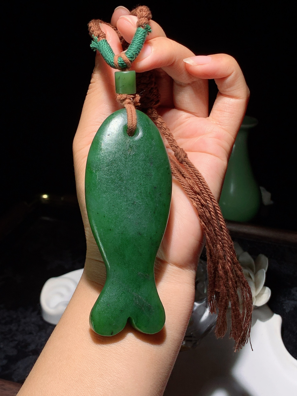 和田玉阳绿俄罗斯碧玉年年有余鱼把件 尺寸100/40/13重97.5克 玉质细腻油润。手推出油。品相大气 lt260321