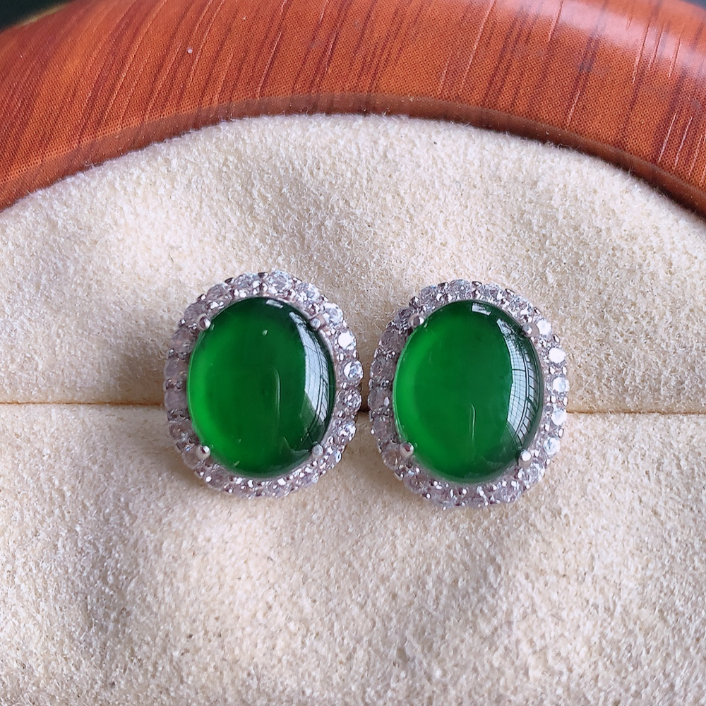 冰满绿翡翠925银镶嵌耳钉，自然光实拍，翠色灵动，颜色漂亮，种老水足，品相佳，佩戴佳品！W815.2