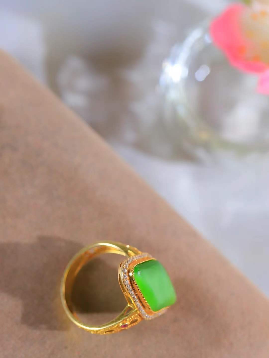 【金镶玉.戒指】

精品和田玉碧玉猫眼18k金镶嵌戒指 玉质细腻温润 油性十足 ，不论时光如何流转变化，这枚戒指始终闪耀着最初的光芒。精工镶嵌18K金 （保真金 可检测贵金属18K金） 重3.9克 尺寸17-21.4-11mm 78372255A吧