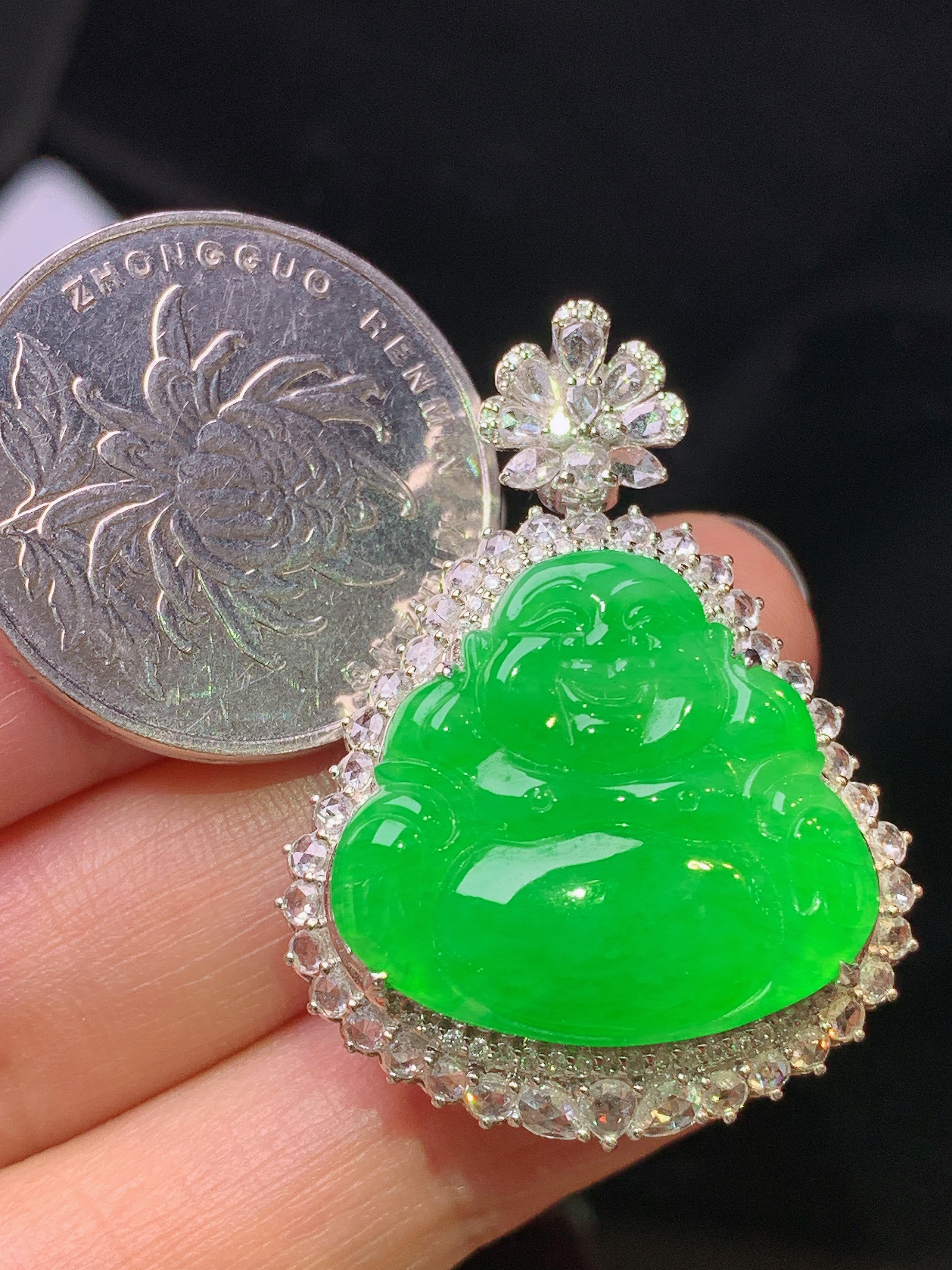 18k金钻镶嵌满绿佛公吊坠 玉质细腻 色泽艳丽清新 水润亮眼 整体尺寸36.2*27*12h2