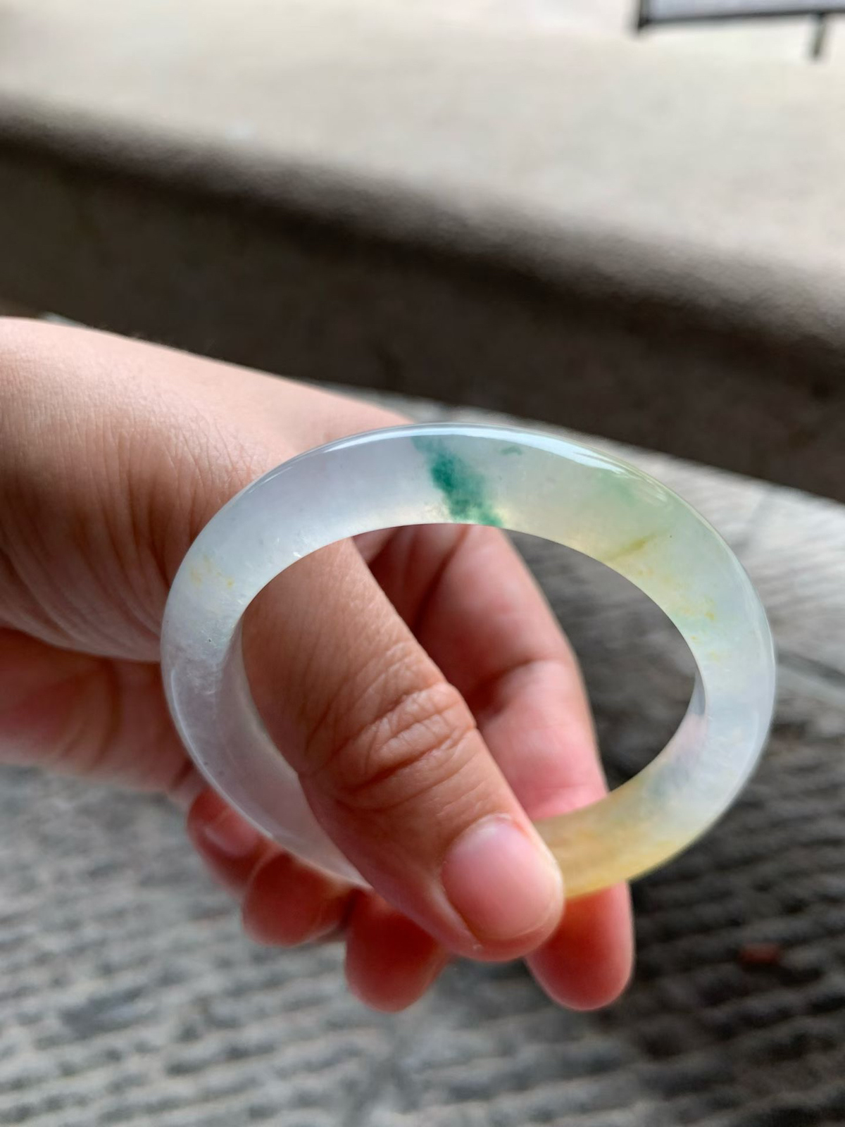 老坑蜜糖黄翡飘花正圈手镯尺寸50.5*10*8 老坑种水，冰透十足，清润水灵，起光起胶，颜色浓郁，花色清新，清冷又贵气！