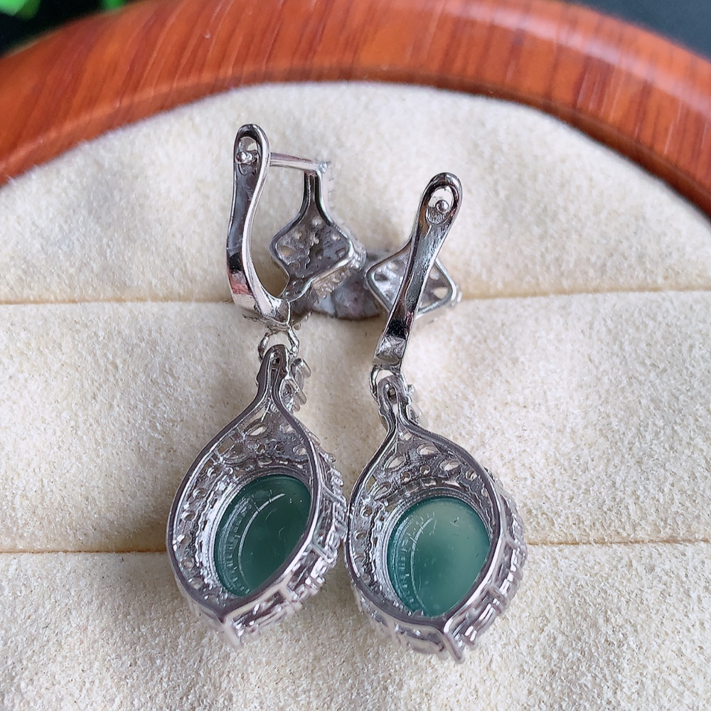 冰晴水翡翠925银镶嵌耳钉，自然光实拍，翠色灵动，颜色漂亮，种老水足，品相佳，佩戴佳品！W815.21  取一整体尺寸：34-11.2-7.3mm  裸石尺寸：10-8mm