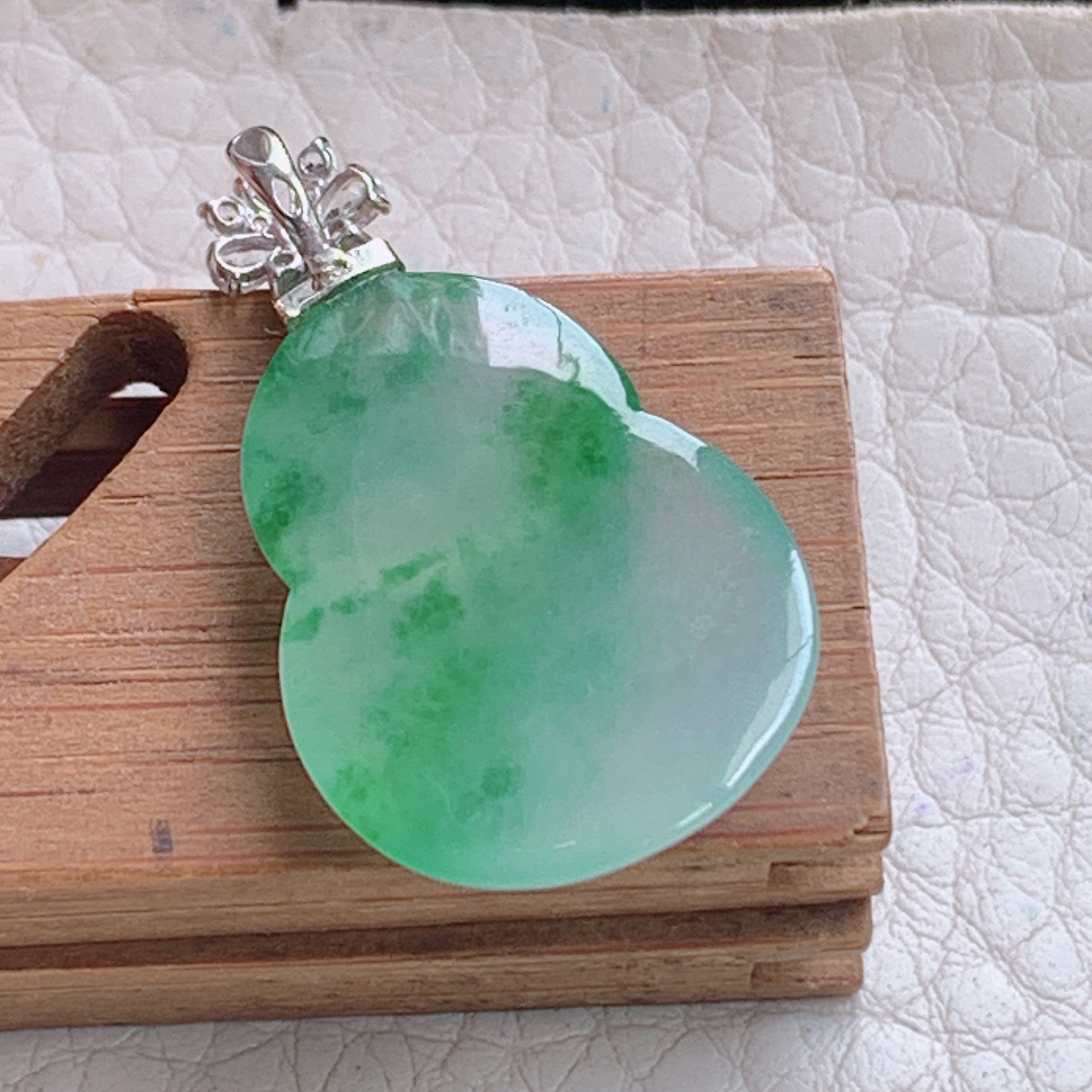 zz3实拍连金30*17.5*5缅甸翡翠高冰飘绿花葫芦吊坠 镶金扣福禄锁骨坠