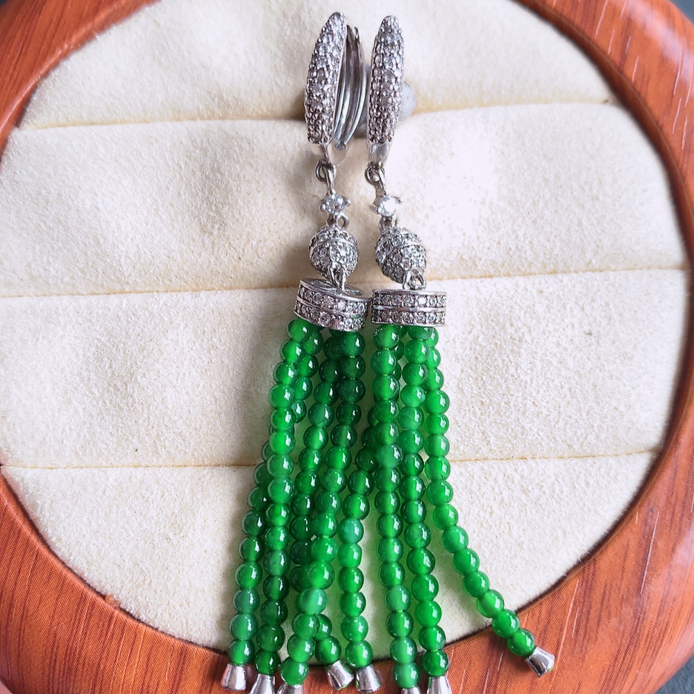 冰满绿翡翠925银镶嵌耳坠，自然光实拍，翠色灵动，颜色漂亮，种老水足，品相佳，佩戴佳品！W815.2