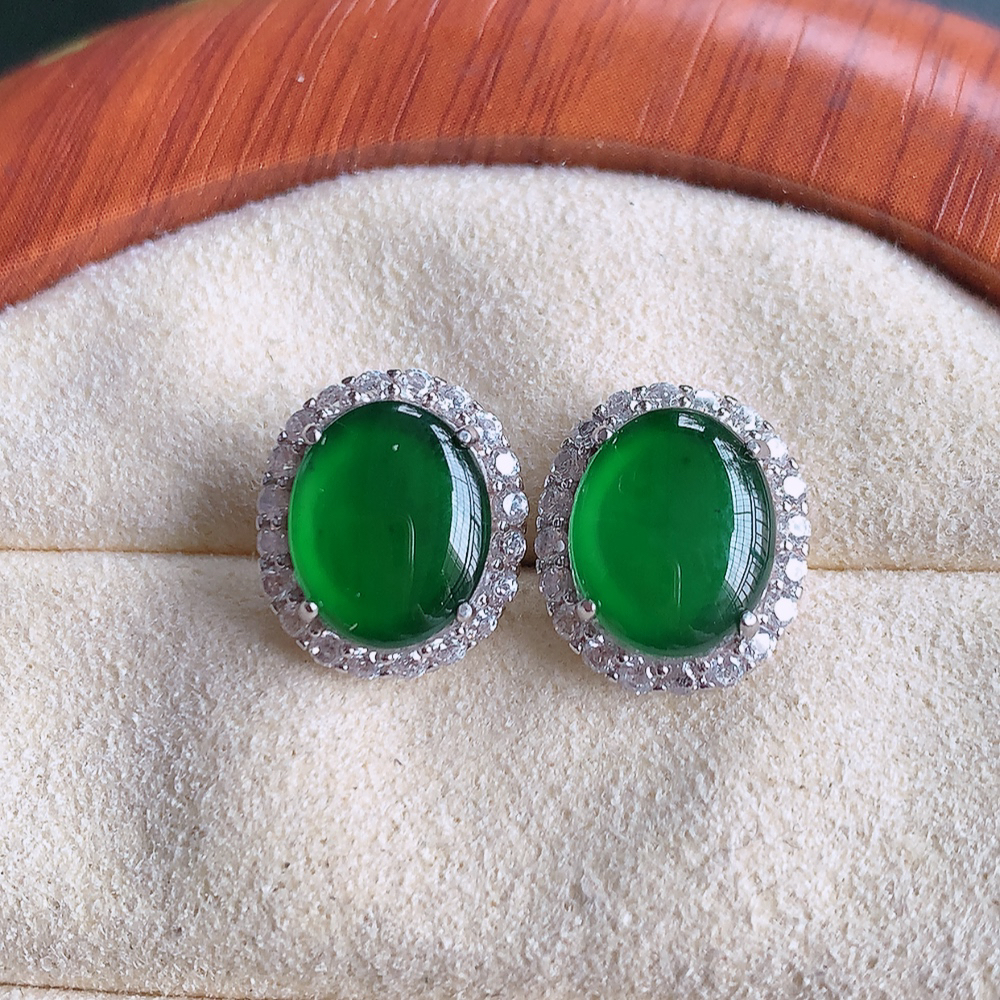 冰满绿翡翠925银镶嵌耳钉，自然光实拍，翠色灵动，颜色漂亮，种老水足，品相佳，佩戴佳品！W815.21  取一整体尺寸：12.6-11-5mm  裸石尺寸：10-8mm