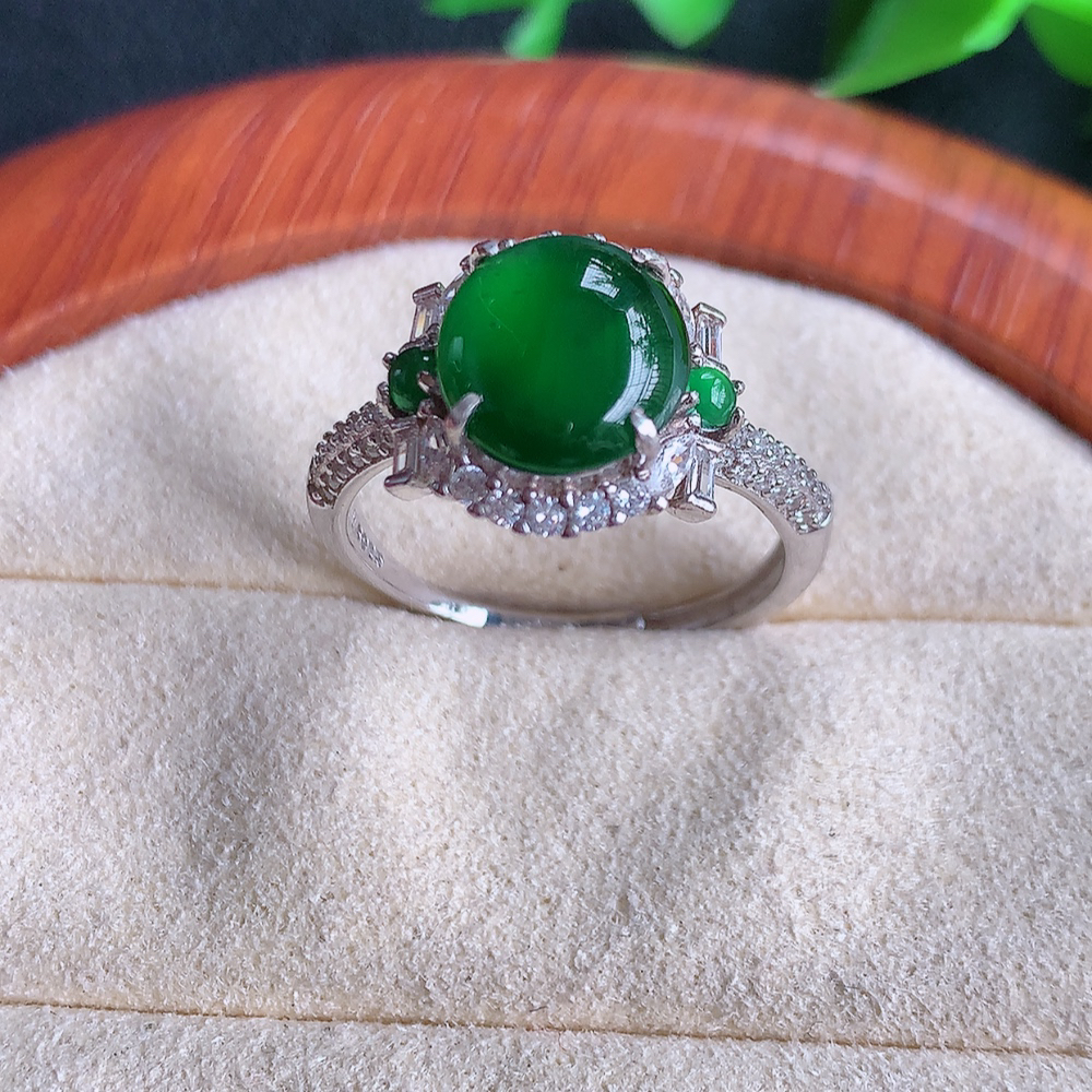 冰润满绿精美环形翡翠戒指  玉质细腻  冰清玉润  飘花灵动  颜色漂亮  W502.21   内径尺寸：18.5-13-6.8mm  裸石尺寸：10-9mm